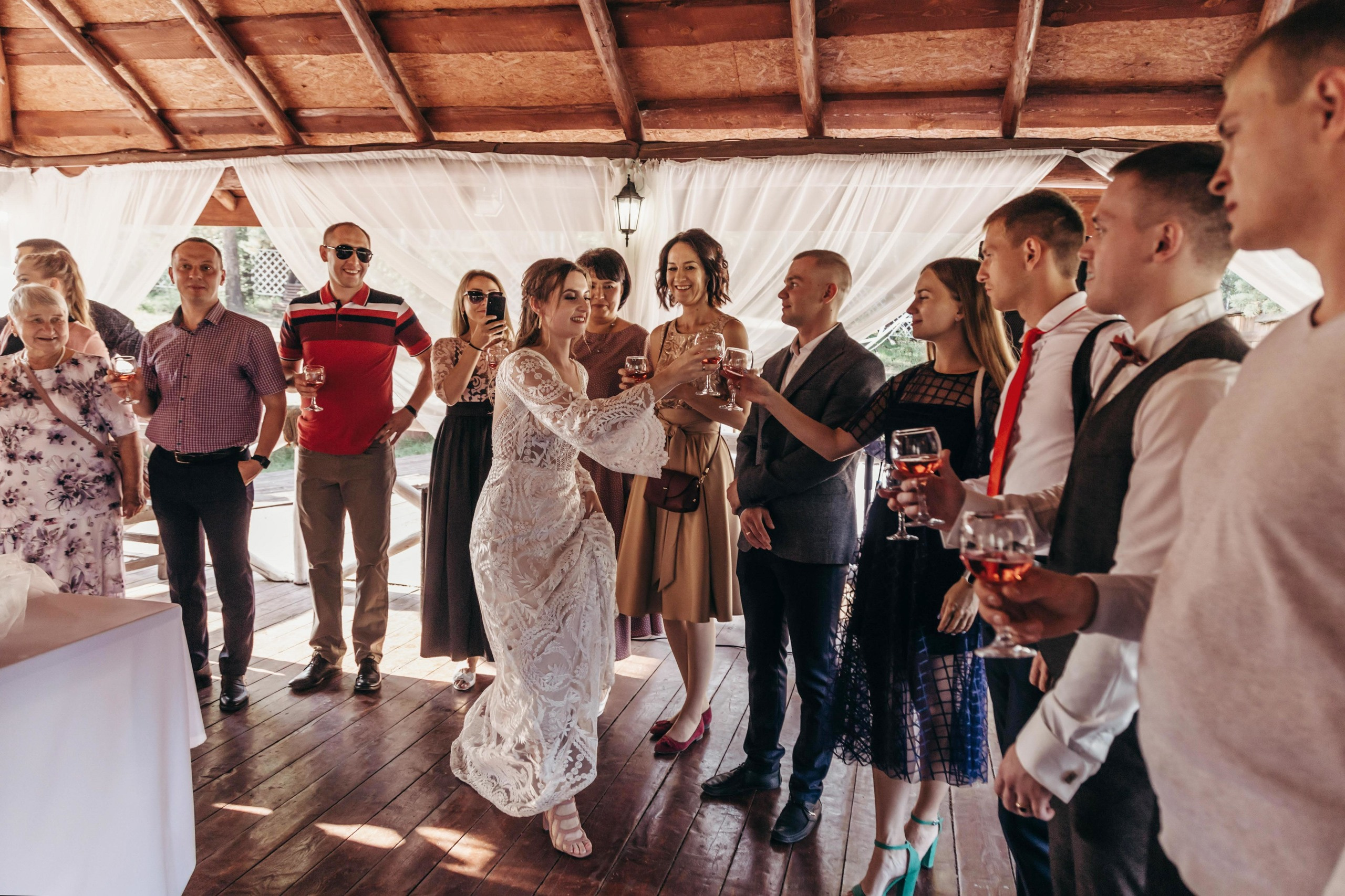 Жаркий солнечный летний день , очень жгучие объятия, поцелуи, энергети. Свадебный семейный фотограф в Иркутске Светлана Светлакова