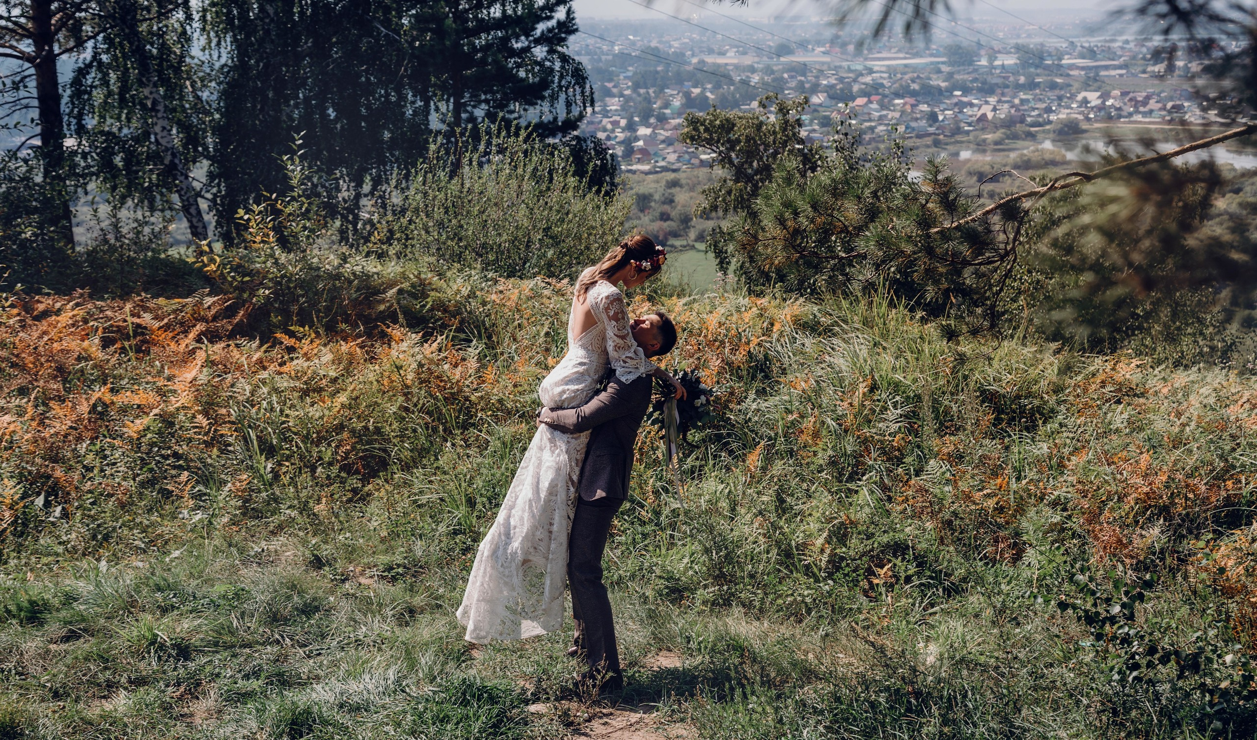 Жаркий солнечный летний день , очень жгучие объятия, поцелуи, энергети. Свадебный семейный фотограф в Иркутске Светлана Светлакова