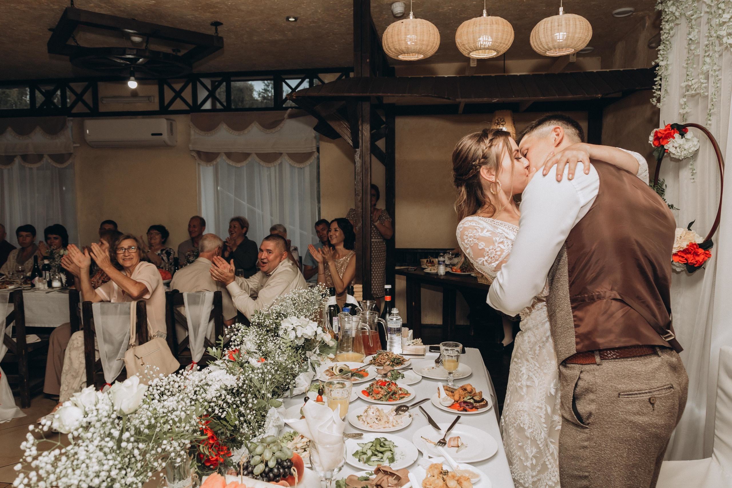 Жаркий солнечный летний день , очень жгучие объятия, поцелуи, энергети. Свадебный семейный фотограф в Иркутске Светлана Светлакова