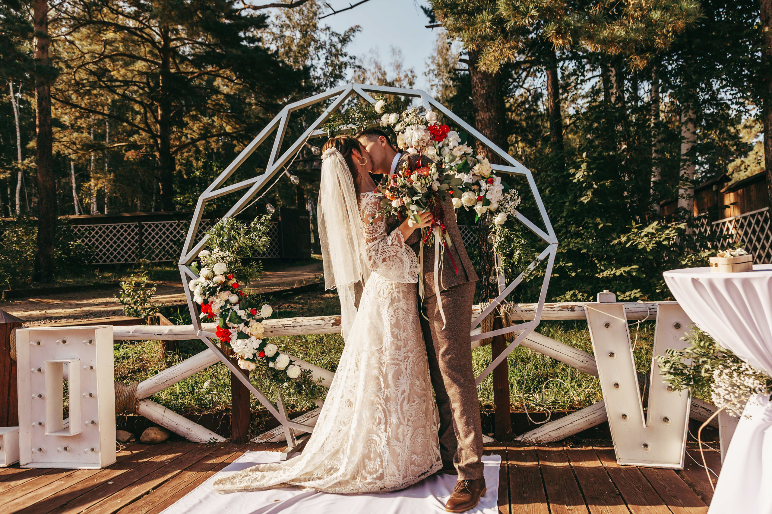 поцелуй на свадьбе