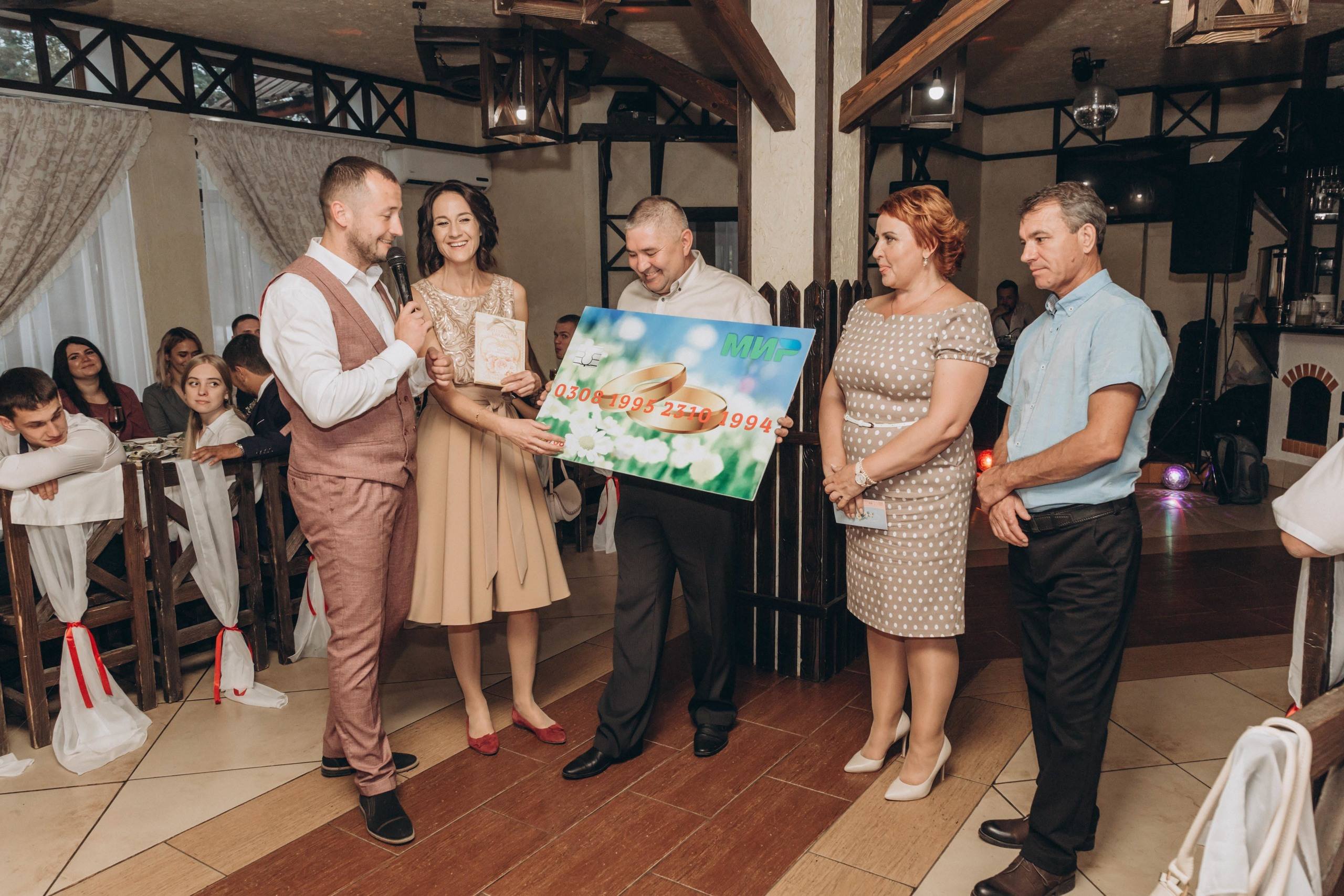 Жаркий солнечный летний день , очень жгучие объятия, поцелуи, энергети. Свадебный семейный фотограф в Иркутске Светлана Светлакова