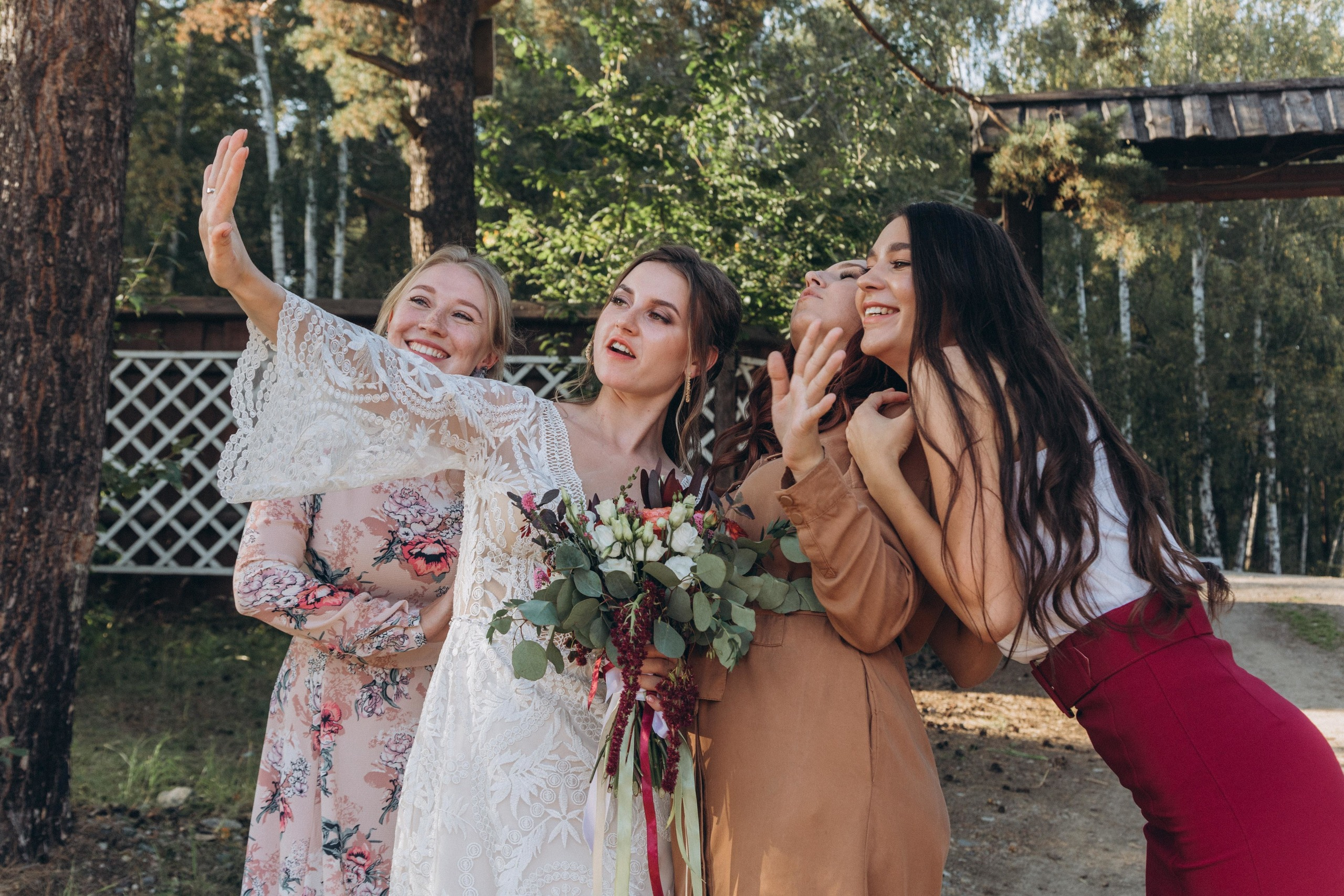 Жаркий солнечный летний день , очень жгучие объятия, поцелуи, энергети. Свадебный семейный фотограф в Иркутске Светлана Светлакова