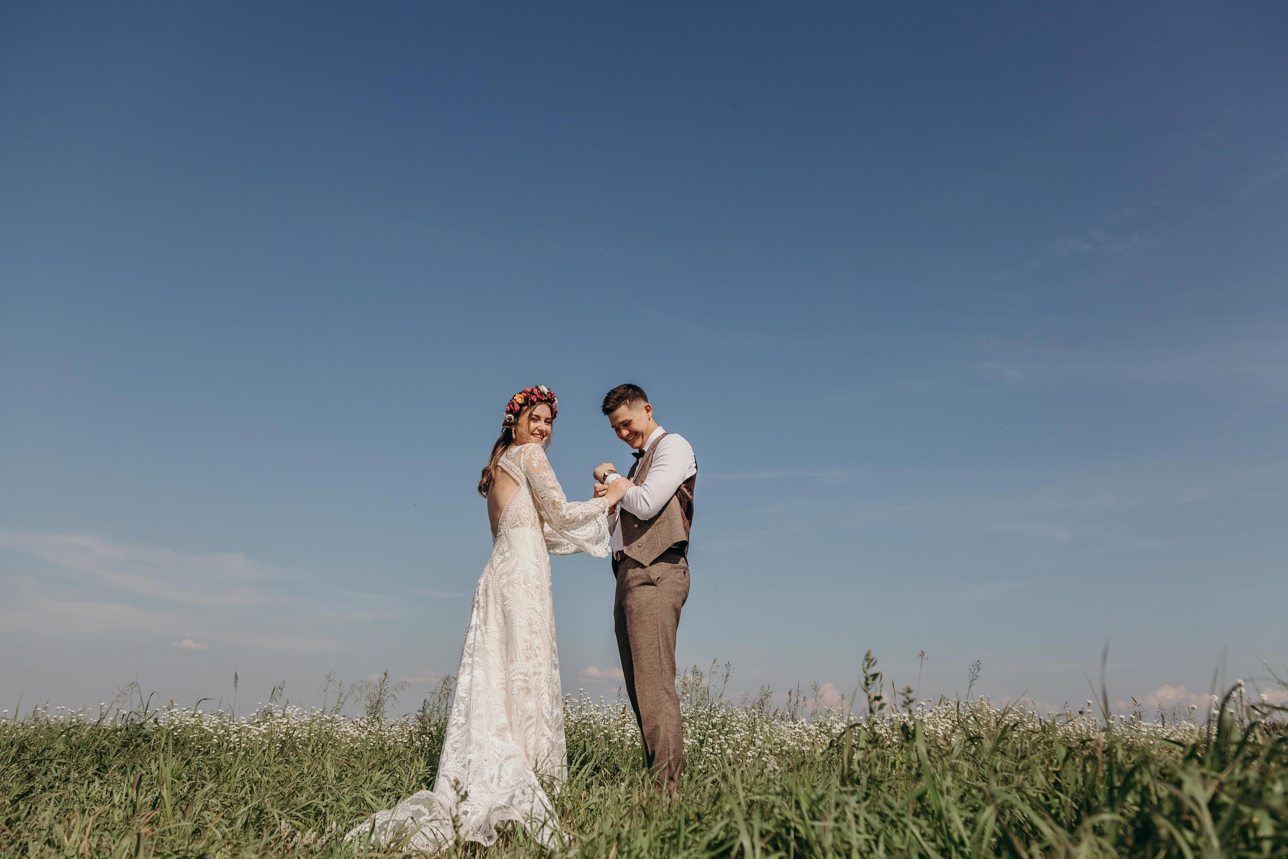 Жаркий солнечный летний день , очень жгучие объятия, поцелуи, энергети. Свадебный семейный фотограф в Иркутске Светлана Светлакова