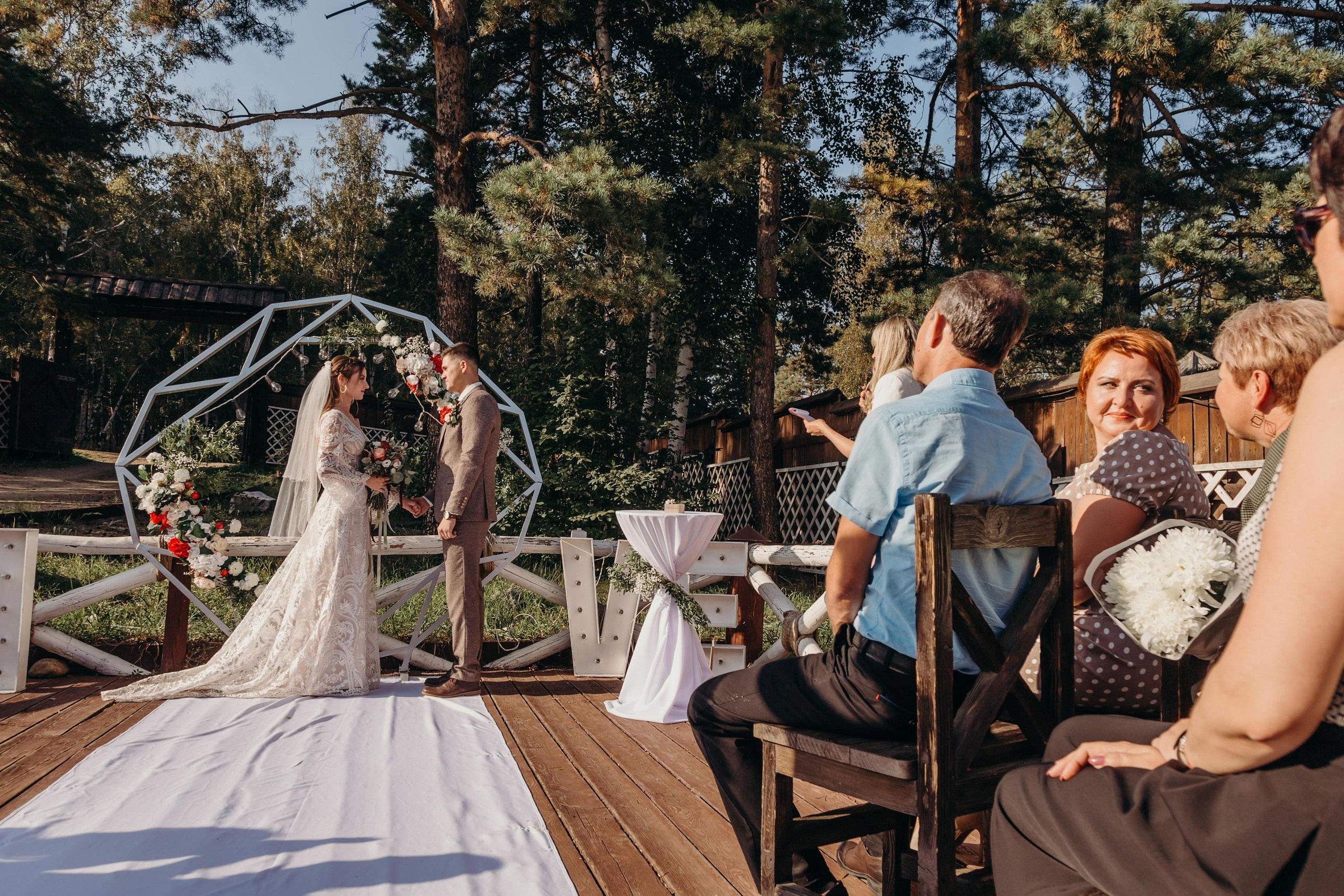 Жаркий солнечный летний день , очень жгучие объятия, поцелуи, энергети. Свадебный семейный фотограф в Иркутске Светлана Светлакова