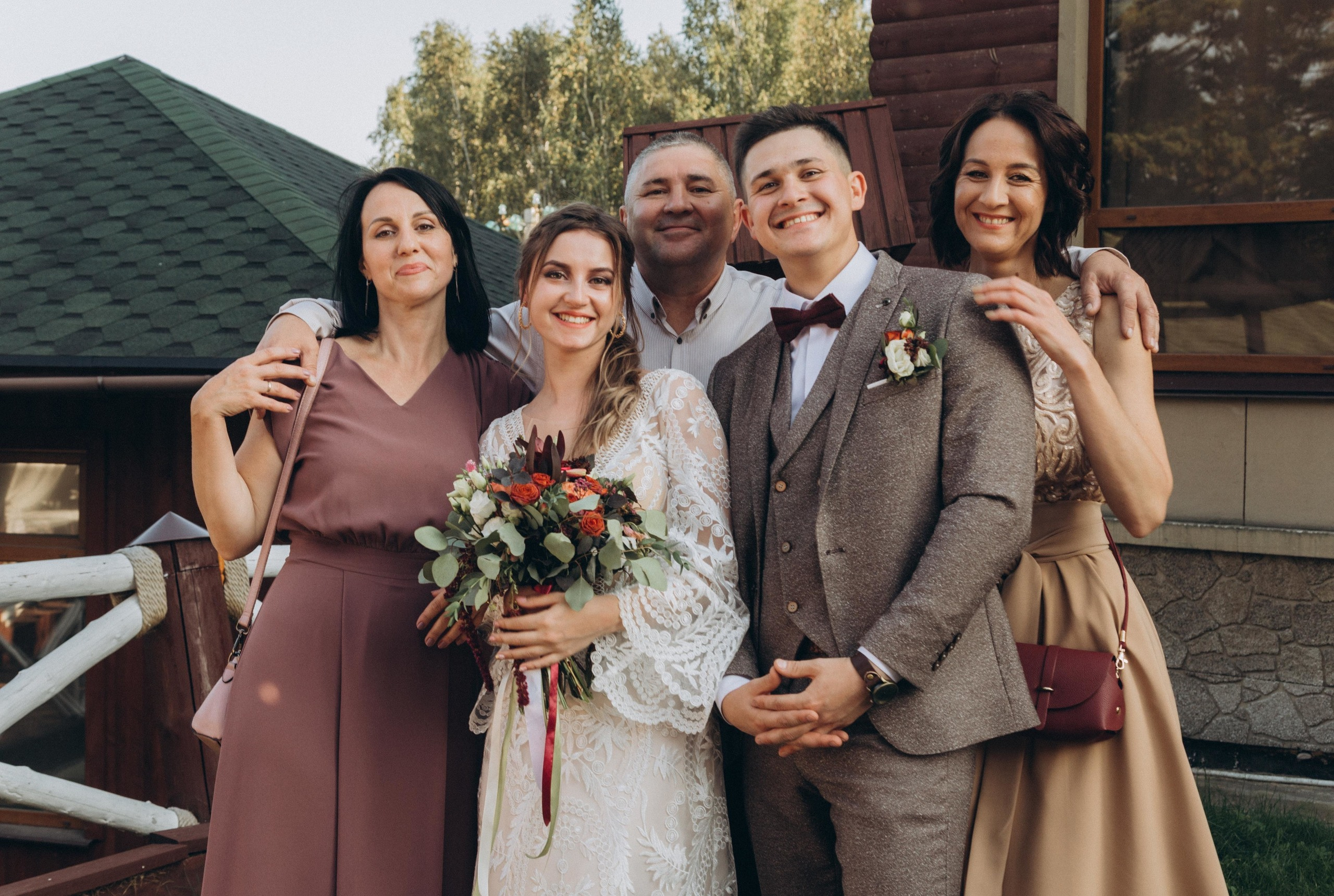 Жаркий солнечный летний день , очень жгучие объятия, поцелуи, энергети. Свадебный семейный фотограф в Иркутске Светлана Светлакова