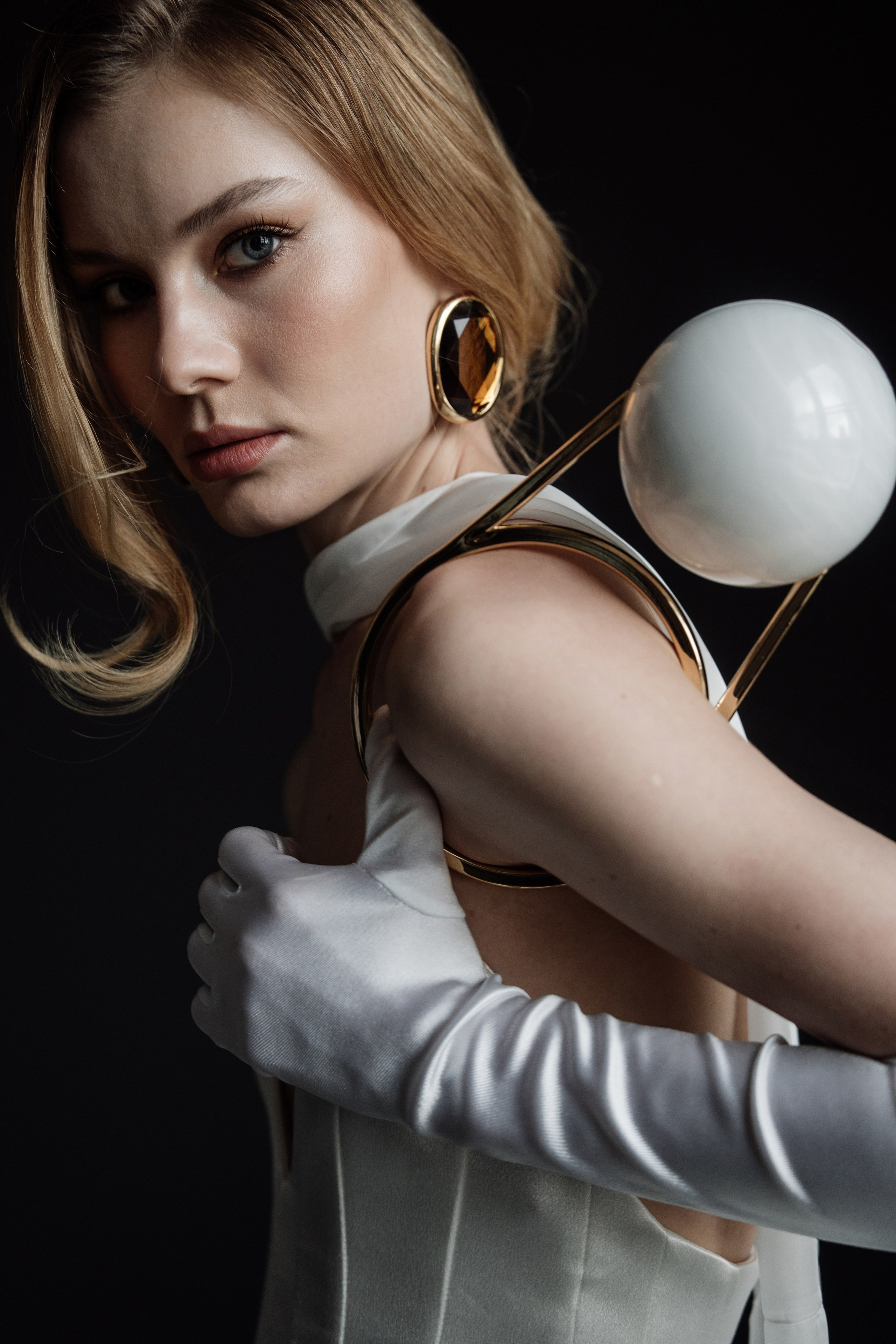 Свадебный фотограф Михайловка — современная студийная фотосессия жениха и невесты.