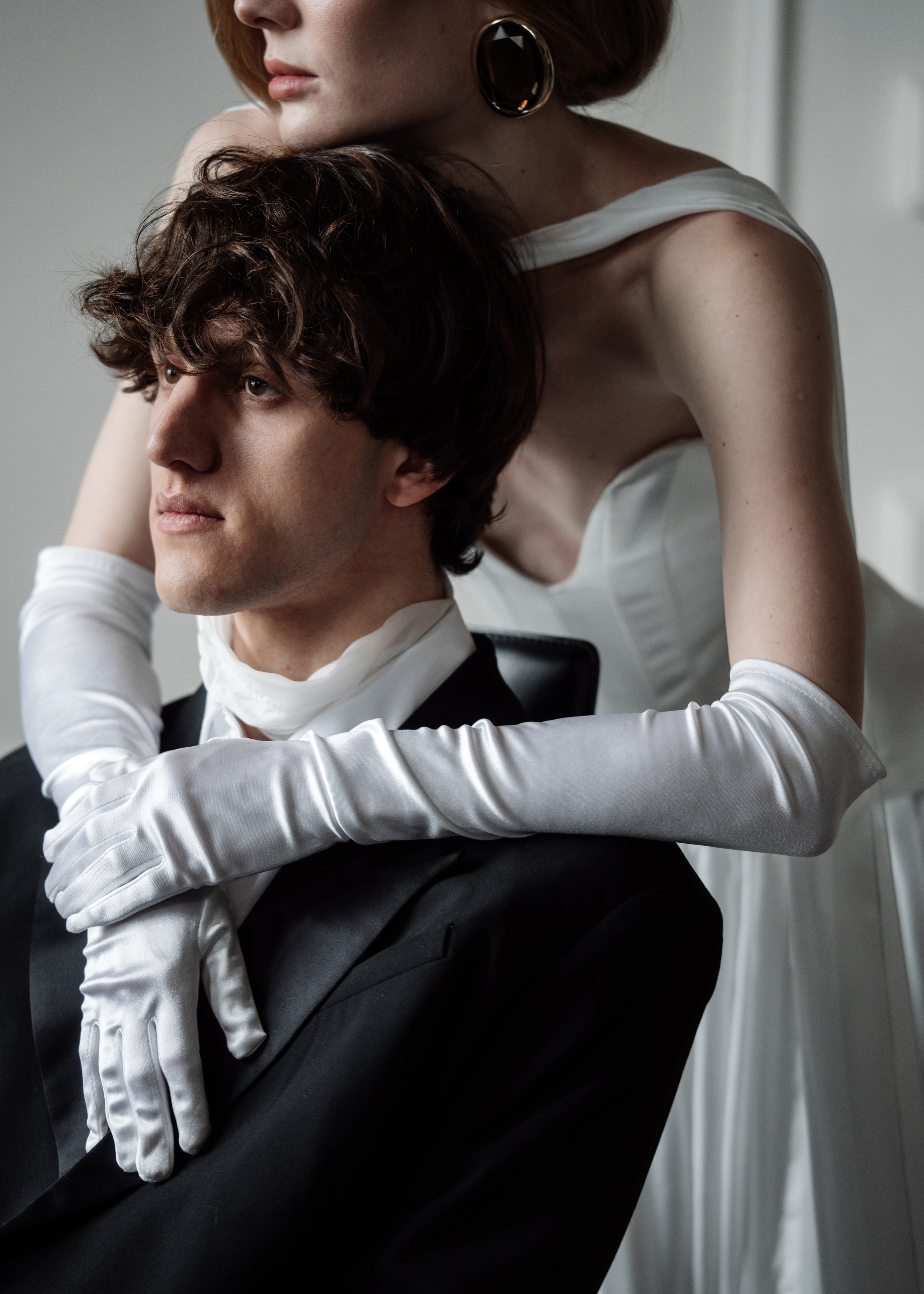  Свадебный фотограф Абрау-Дюрсо — элегантная студийная съемка жениха и невесты.