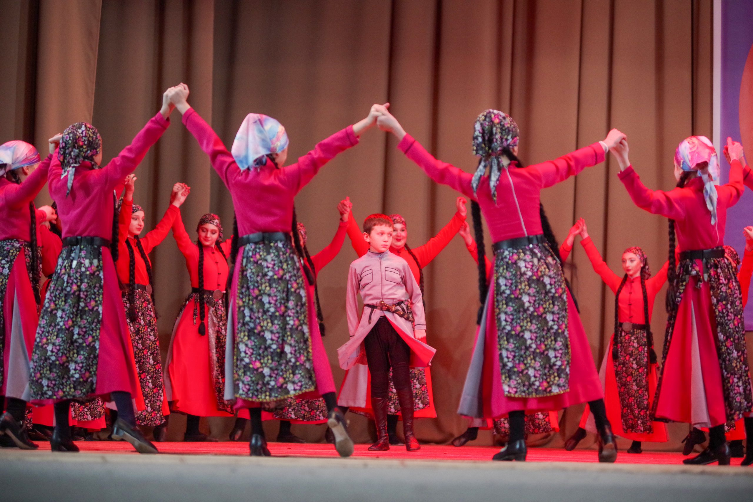 Грузинский танец. Портретный фотограф Денис Милютин