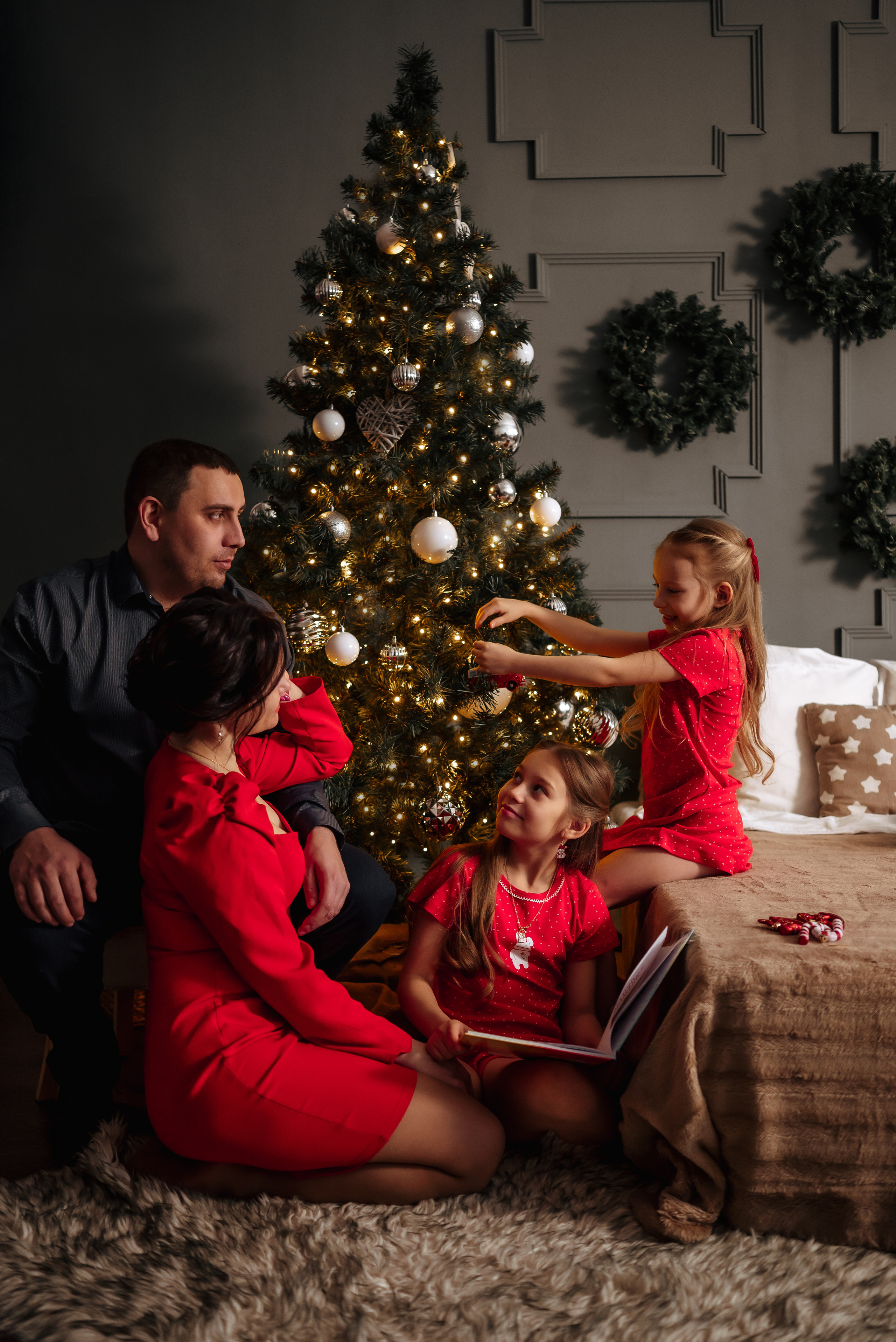 семья у большой ёлки