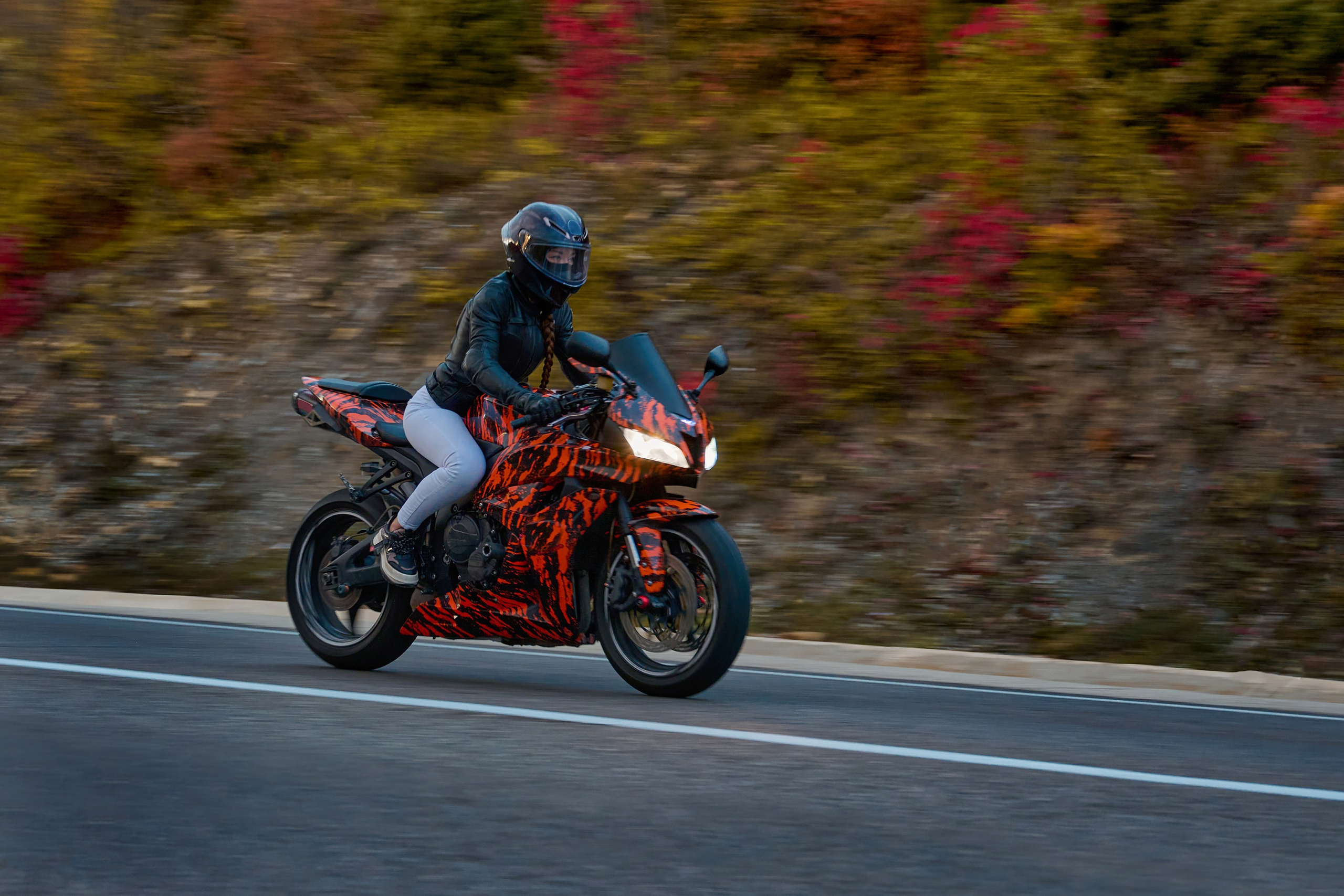 Девушка на спортивном мотоцикле