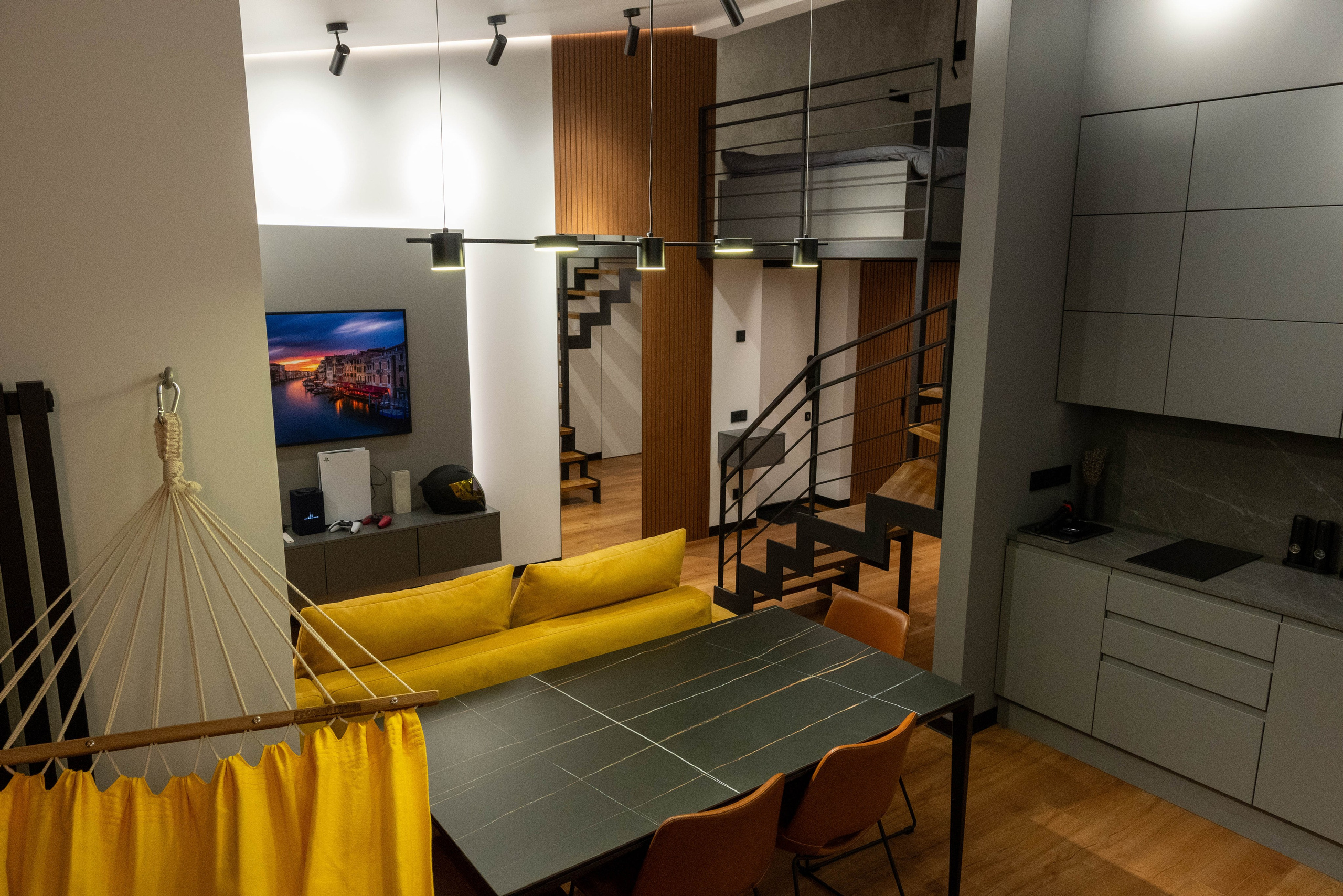 The apartment is on two levels. Fotograf Dmitrii Donets