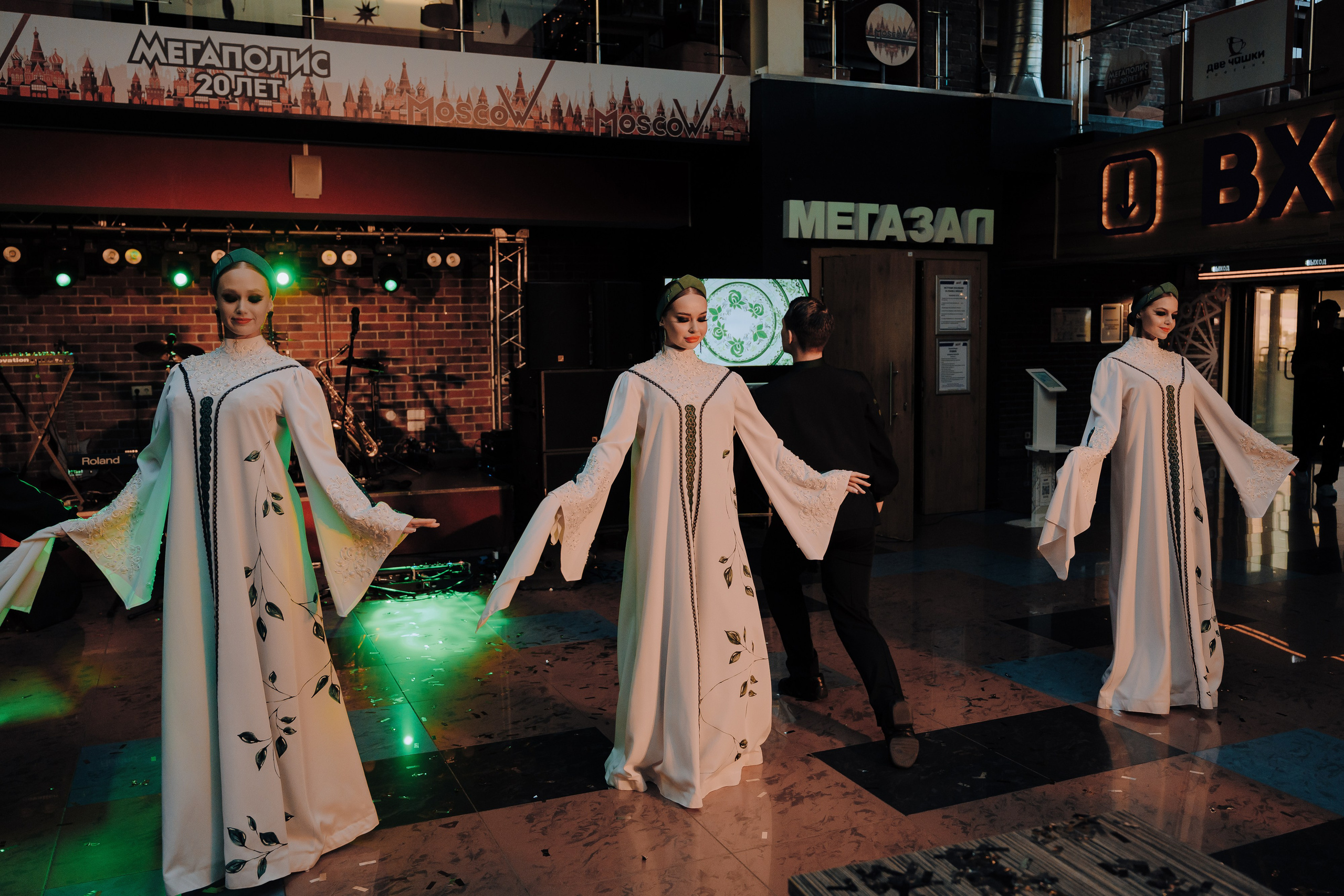 20 ЛЕТ МЕГАПОЛИС ЧЕЛЯБИНСК ХЕДЛАЙНЕР ЕЛКА. Репортажный фотограф Зуев Роман г. Челябинск