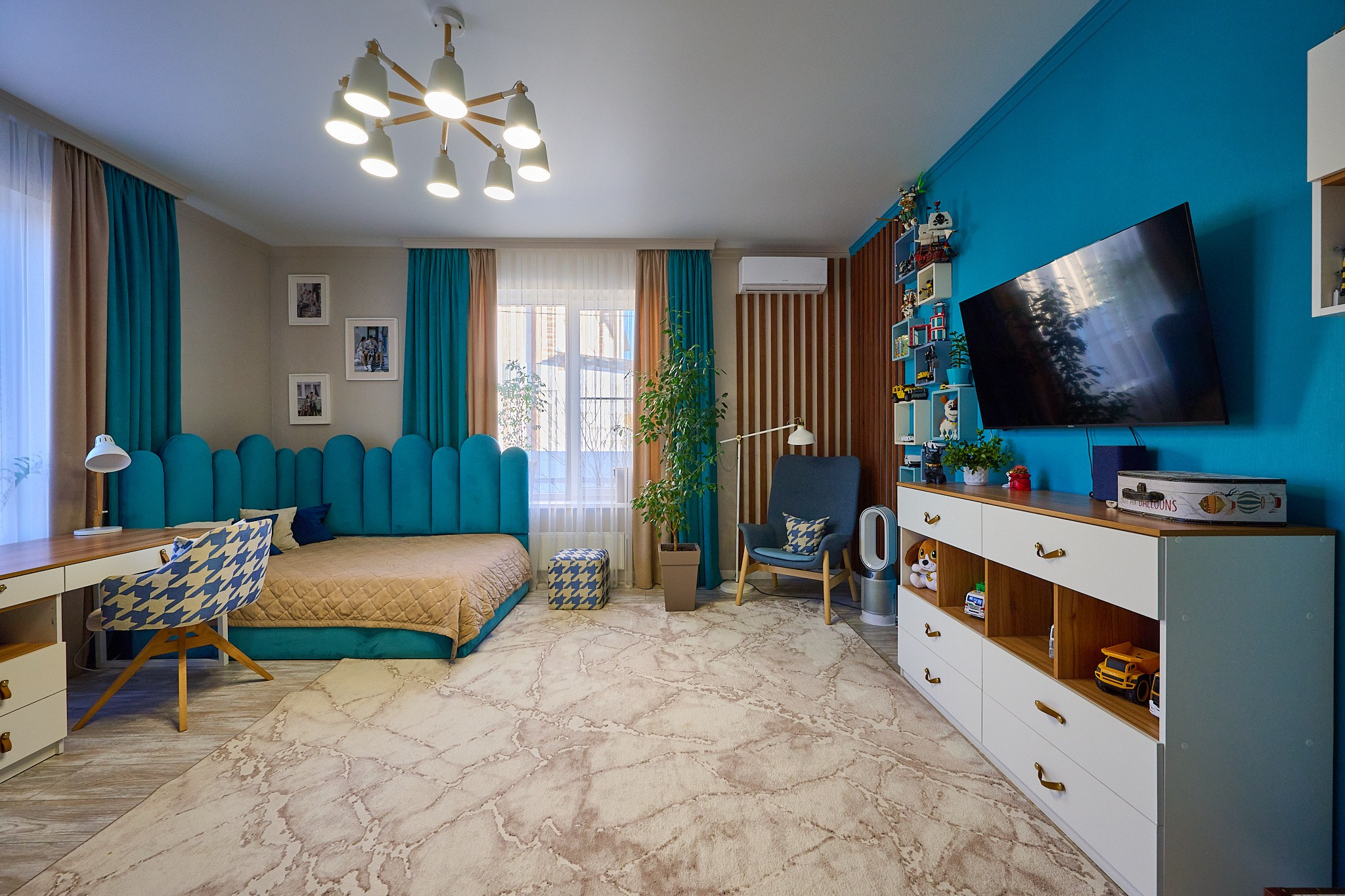 гостиная в голубых оттенках голубой диван голубые стены белая тумбочка под телевизором 