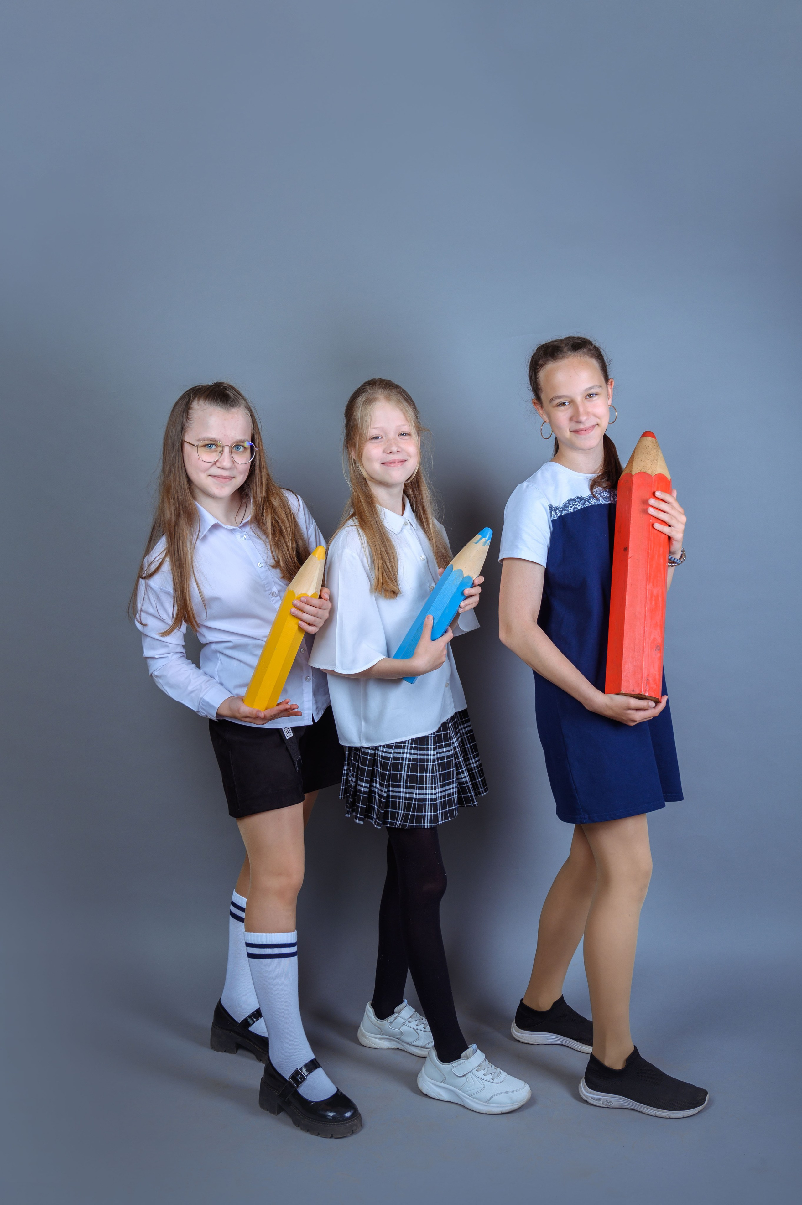 Фотосъемка на фоне с реквизитом. Фотограф. Выпускные альбомы в Барнауле