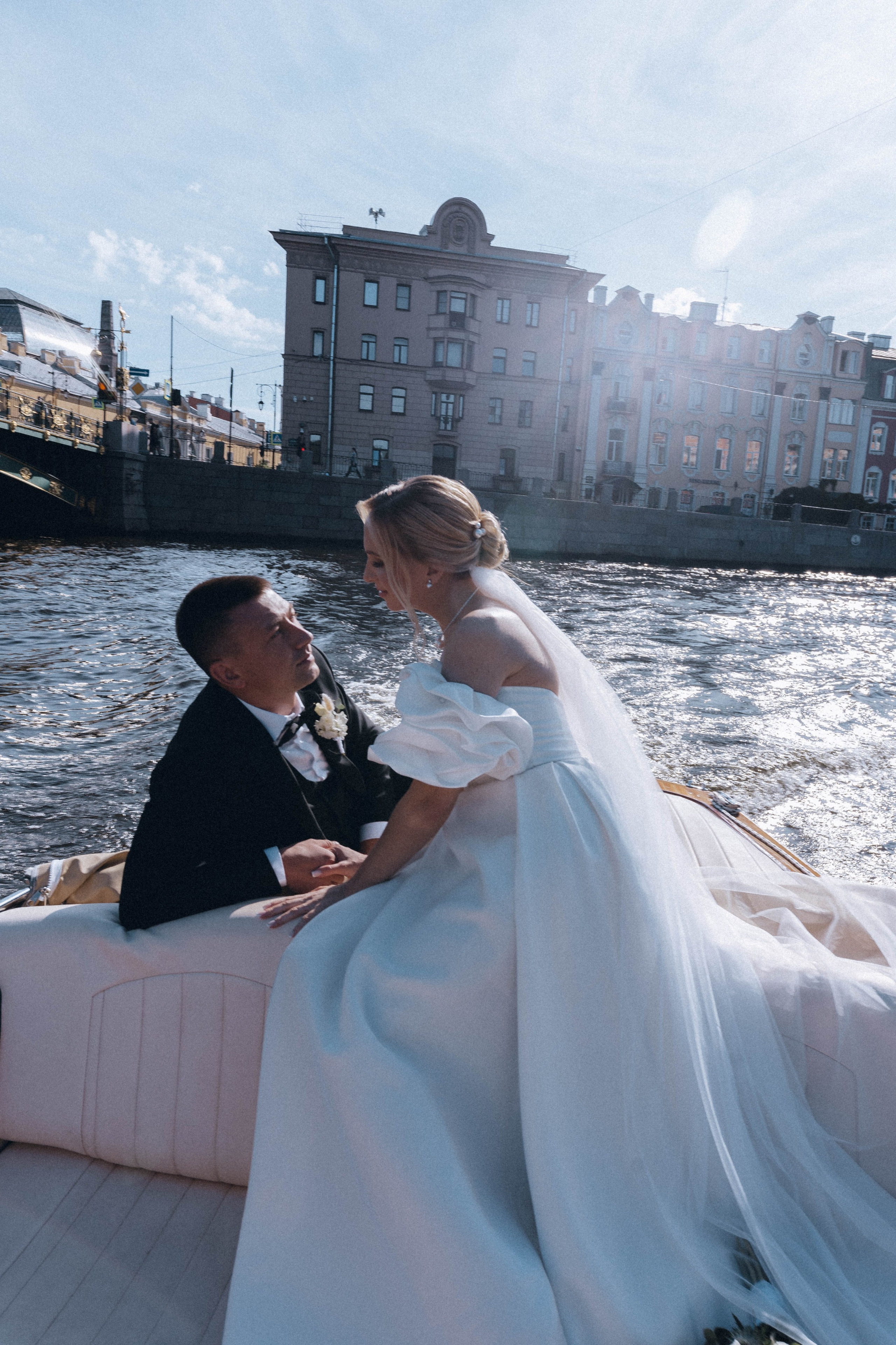 СВАДЕНБНАЯ СЬЕМКА НА КАТЕРЕ ПО КАНАЛАМ САНКТ-ПЕТЕРБУРГА И В АКВАТОРИИ НЕВЫ. Профессиональный фотограф, Санкт-Петербург — Виктория Богомолова