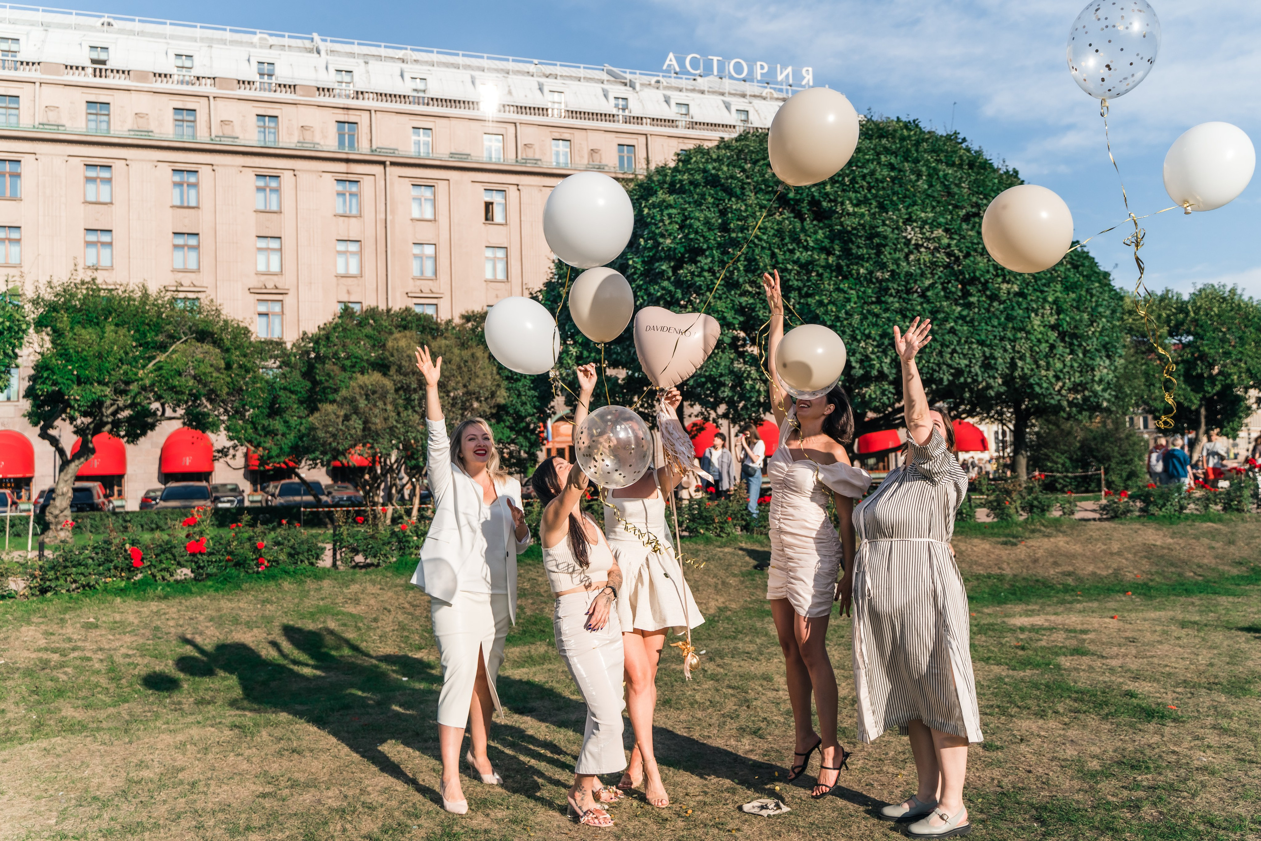 Фотосъемка девичника, встреча девушек, веселые женские портреты