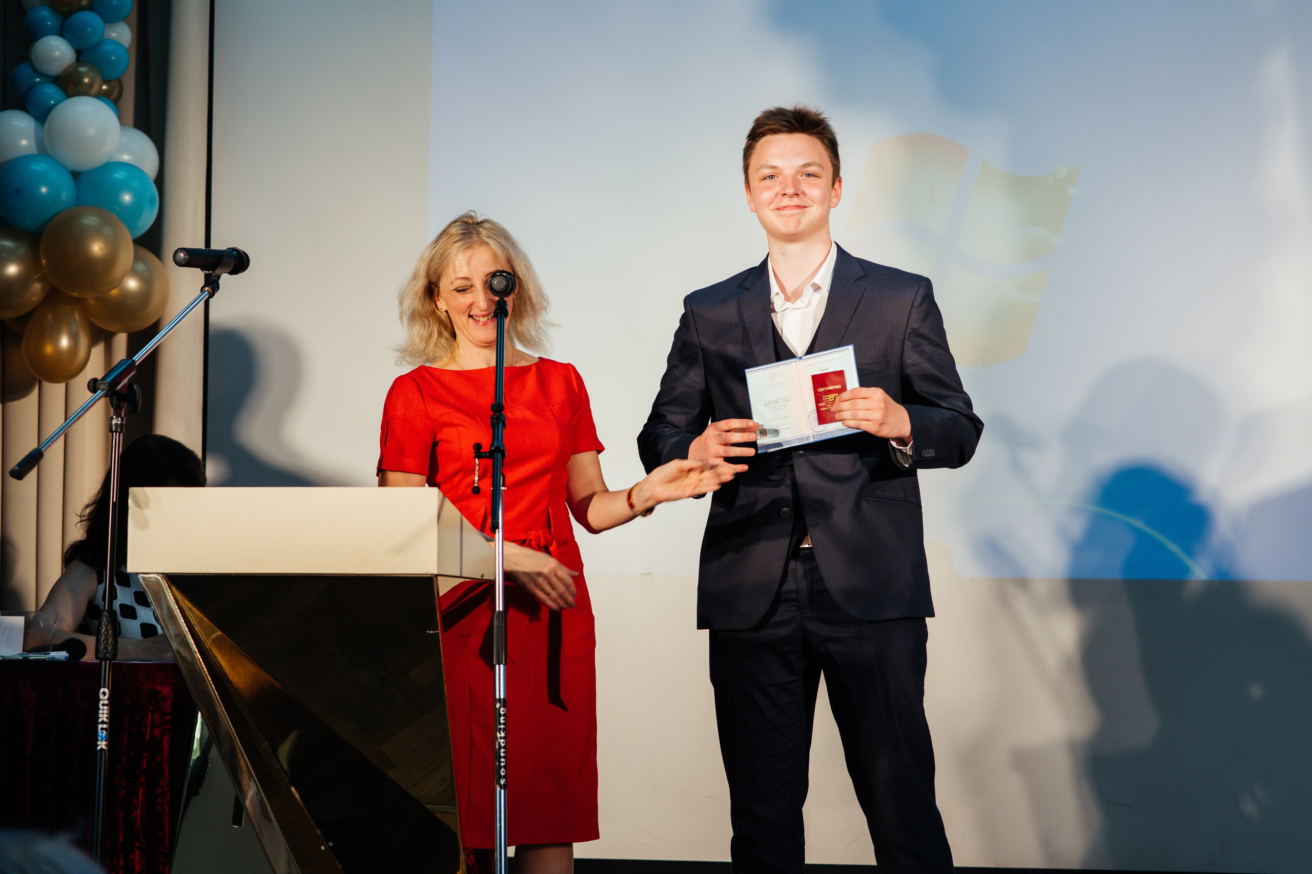 Вручение аттестатов. Выпускные альбомы в Подольске Москве и МО