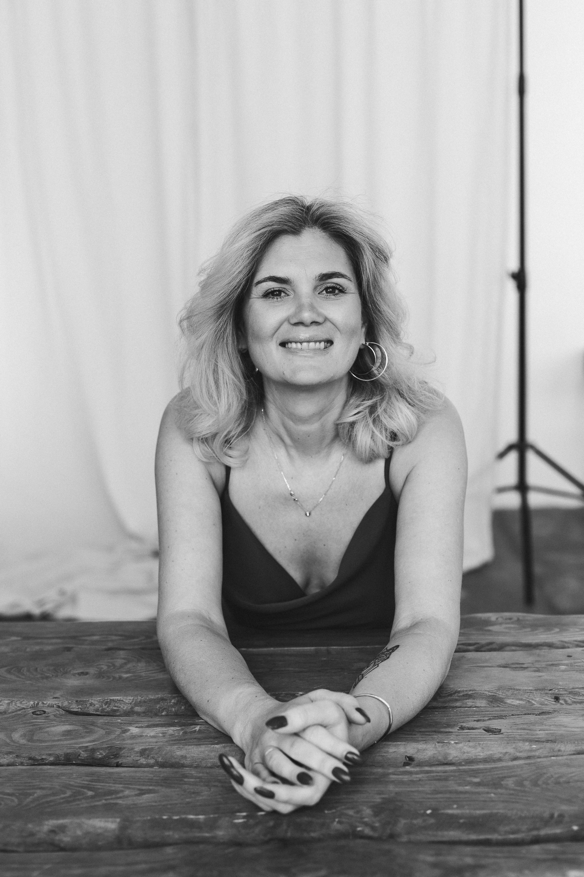 Индивидуальная студийная женская черно-белая фотосессия. Женский портретный фотограф в Нижнем Новгороде и Москве, Юлия Балашова