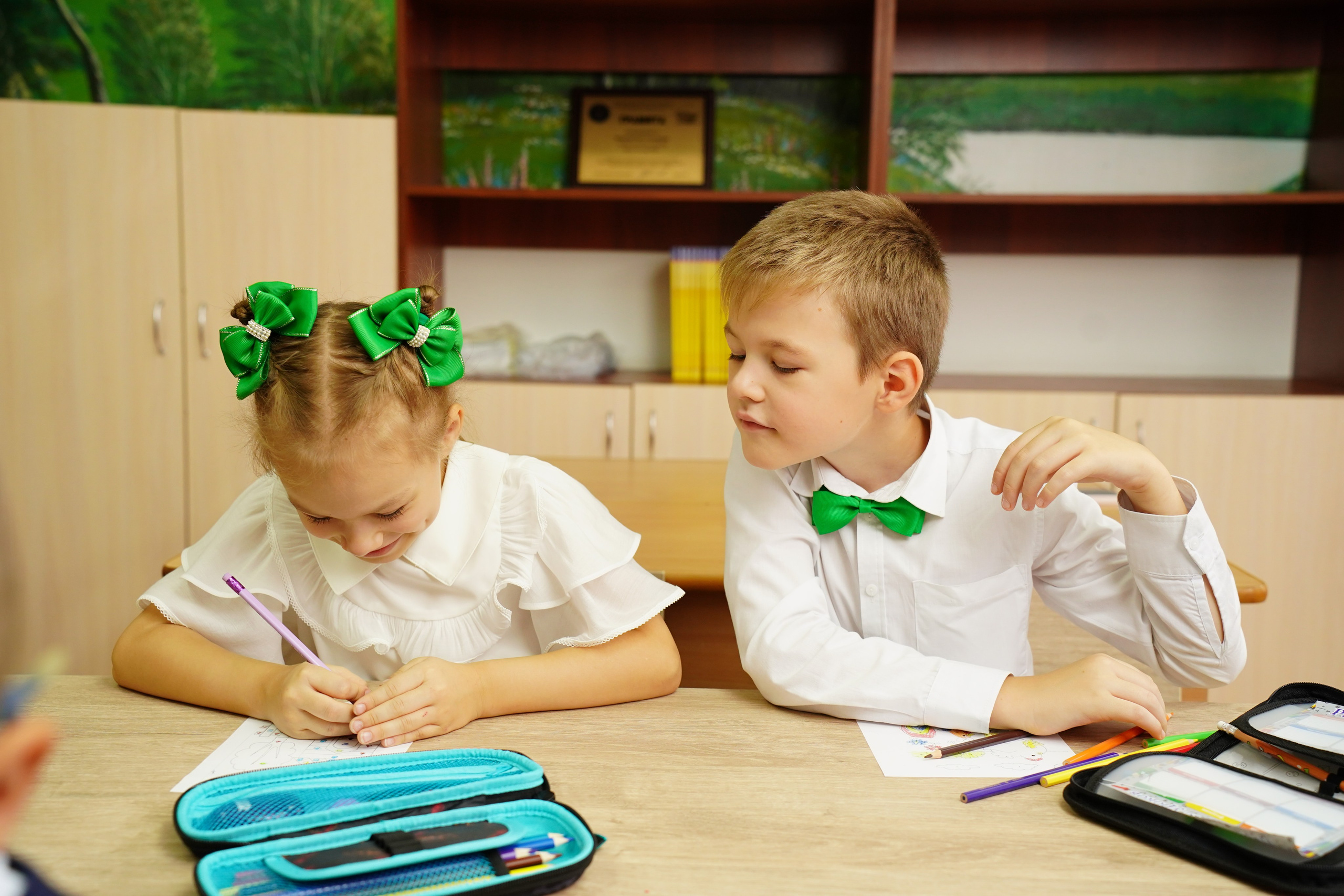 Фото с другом. MEMENTO.Выпускные альбомы, школьные, юбилейные и другие книги. Ростов-на-Дону