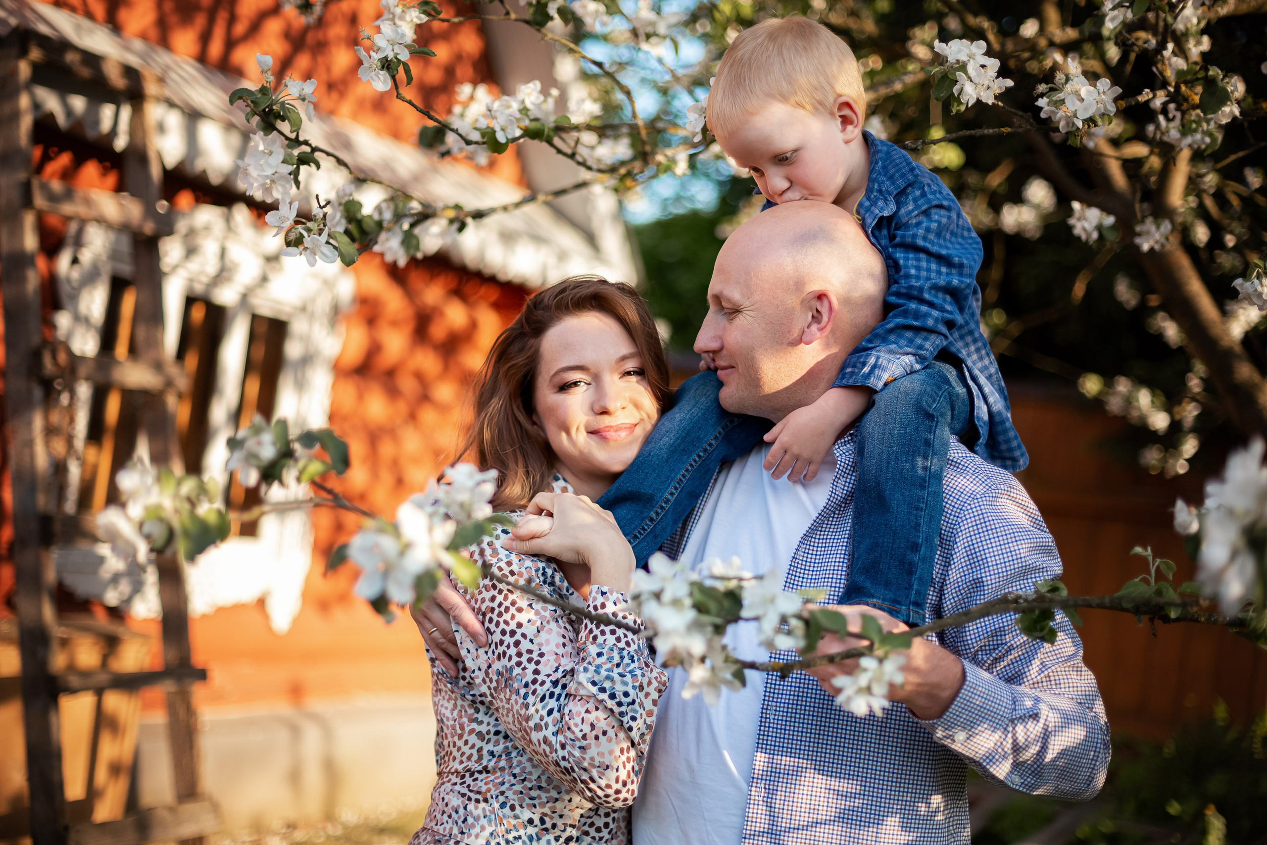 Цветущие яблони. Олеся, Юра и Федя. Семейный и детский фотограф Комина Елена, Власиха, Одинцово