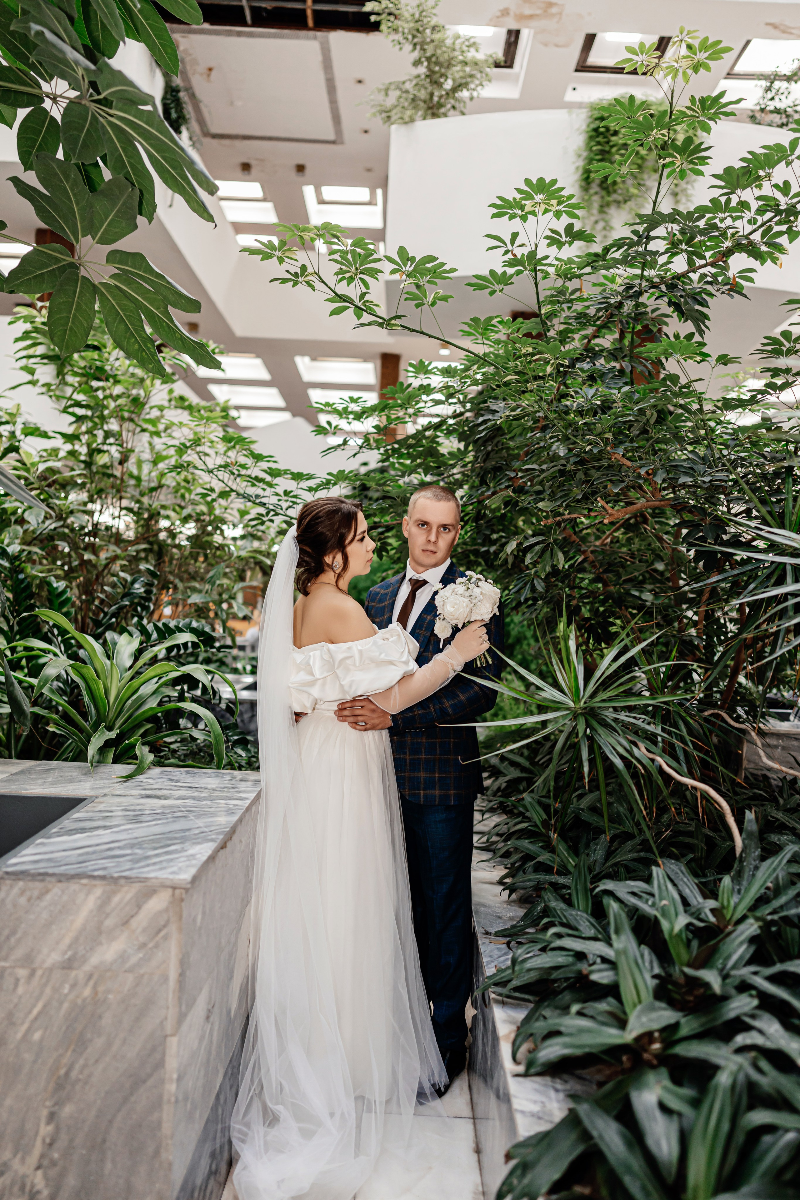 Жених и невеста возле загса