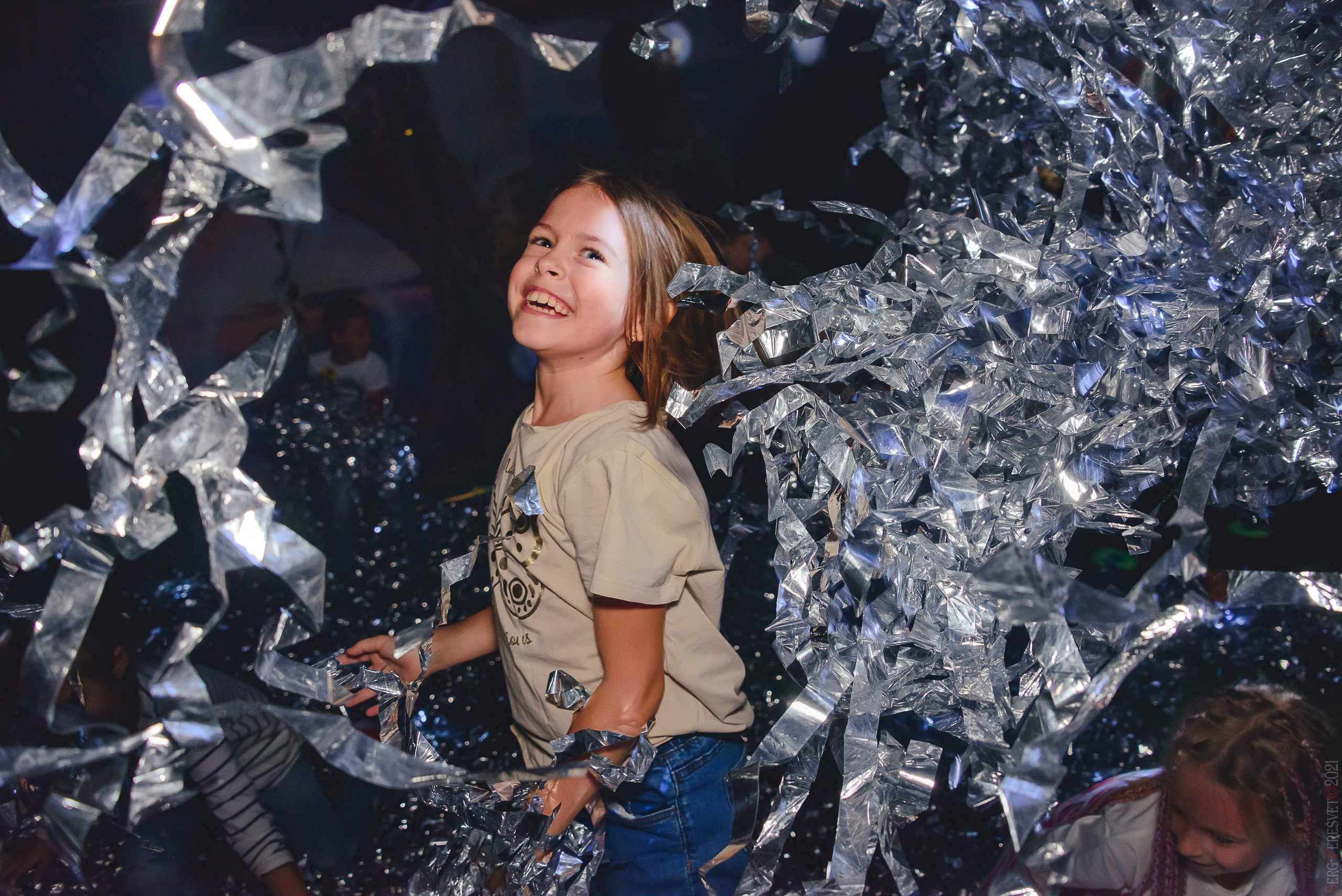 Бумажное шоу в Москве, детский фотограф Сергей Пересвет. Ваш фотограф на праздник в Москве, Раменском, Жуковском, Люберцах