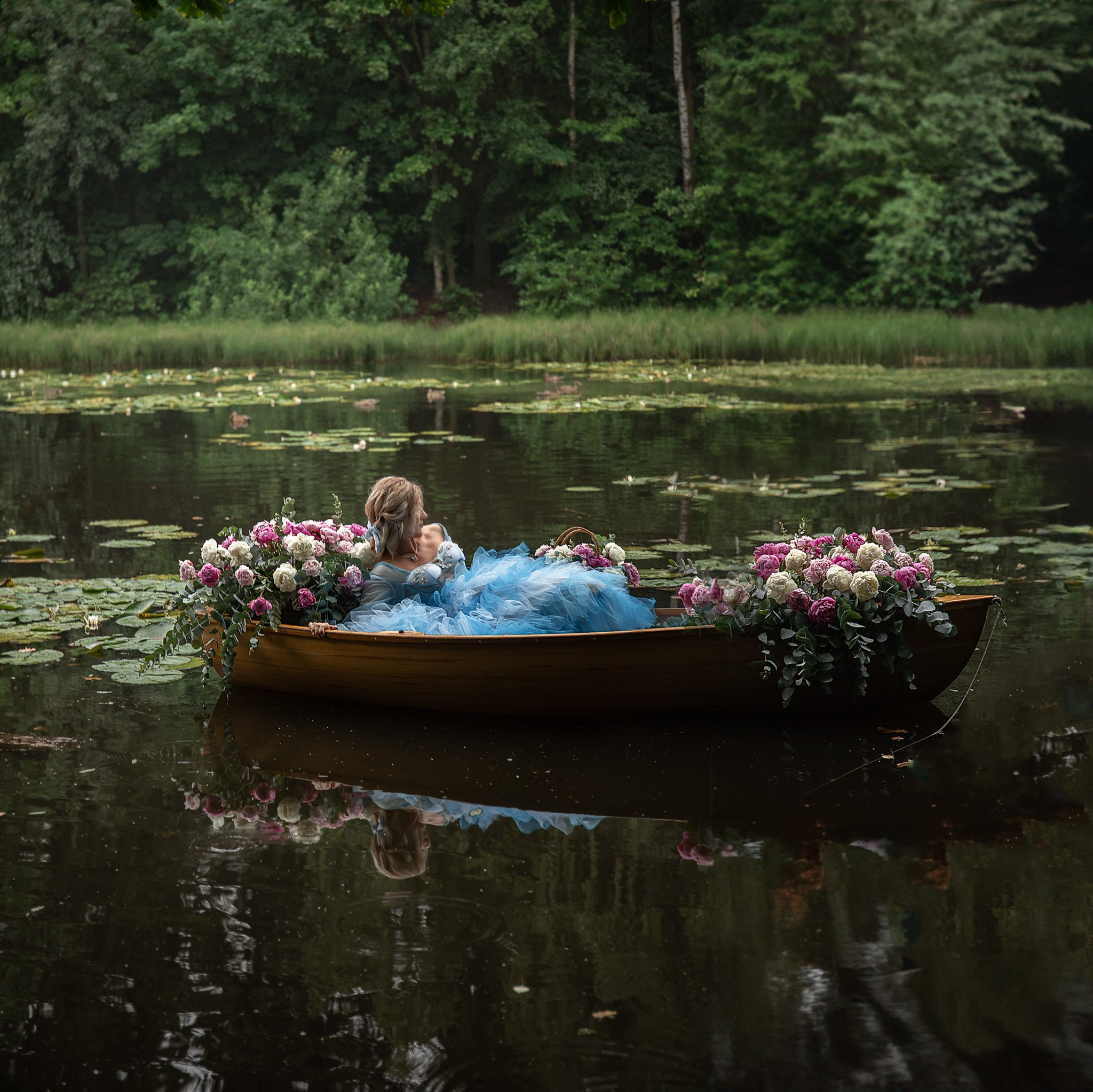 Лодка с пионами. Свадебный и портретный фотограф в Москве Мария Кравченко