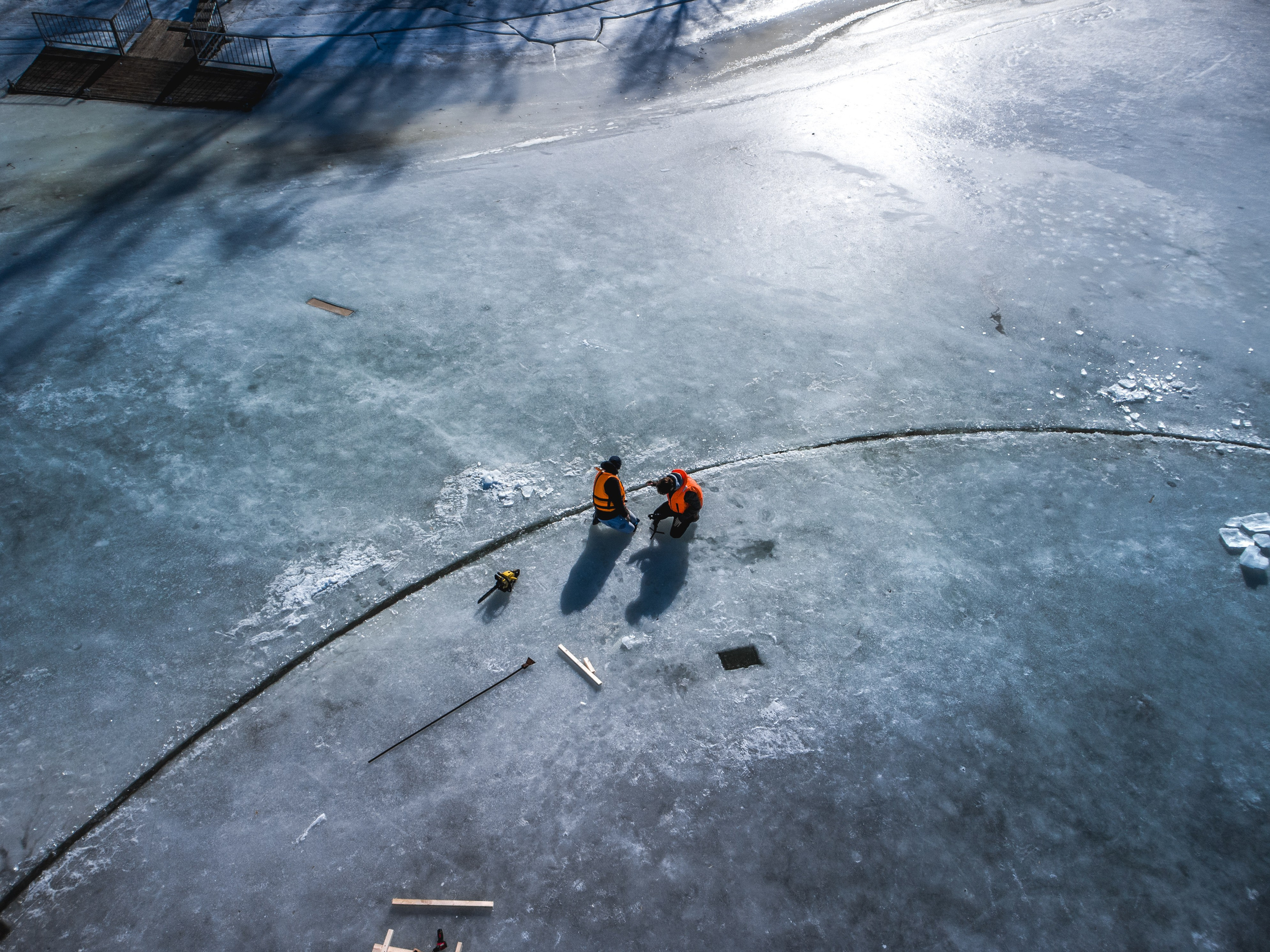 замерзшая река, лёд, круг, человек в спасательном жилете, Некрасово, Малые соли