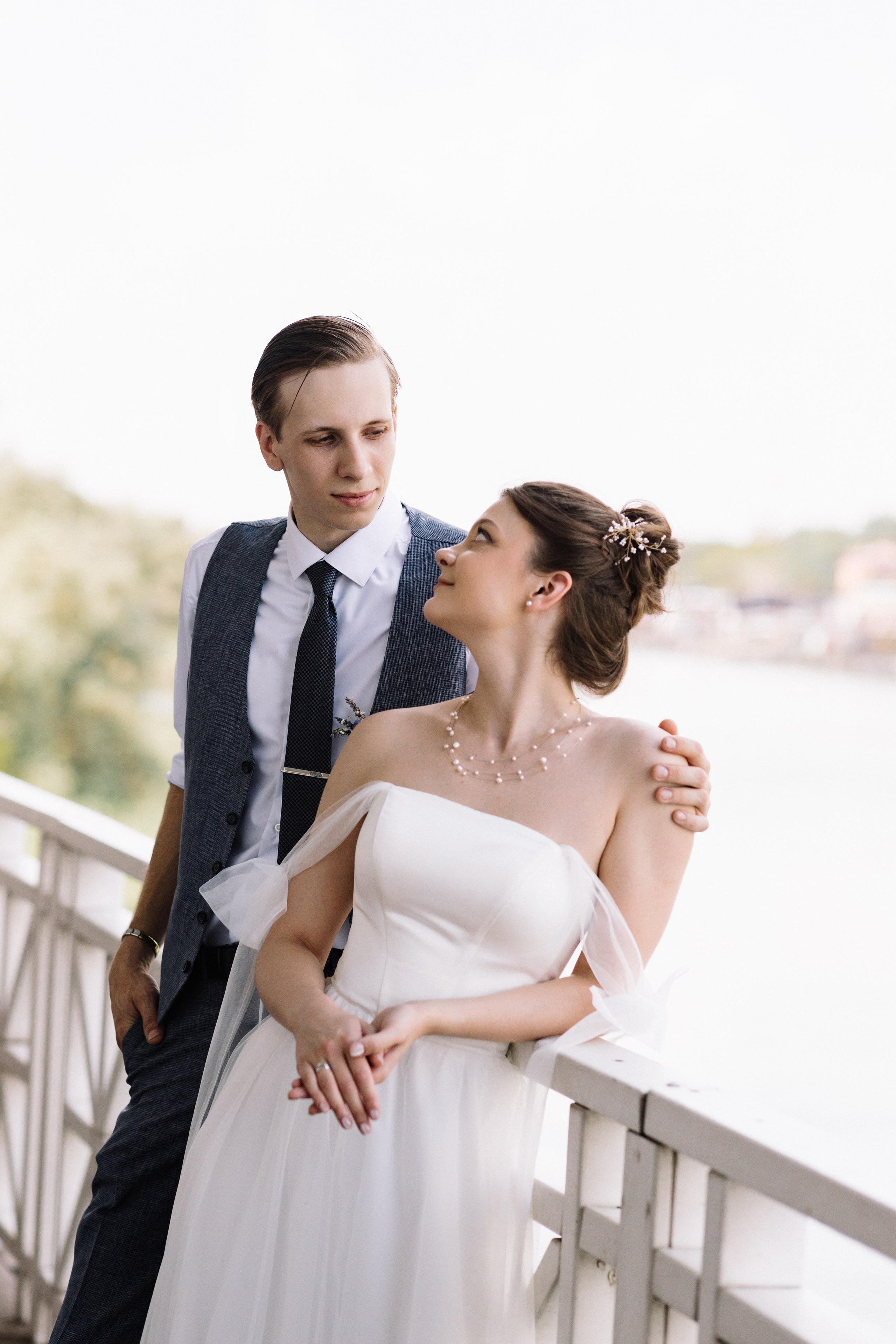 Нежный момент вдвоём на пороге зала, руки переплетены, улыбки светятся от счастья.