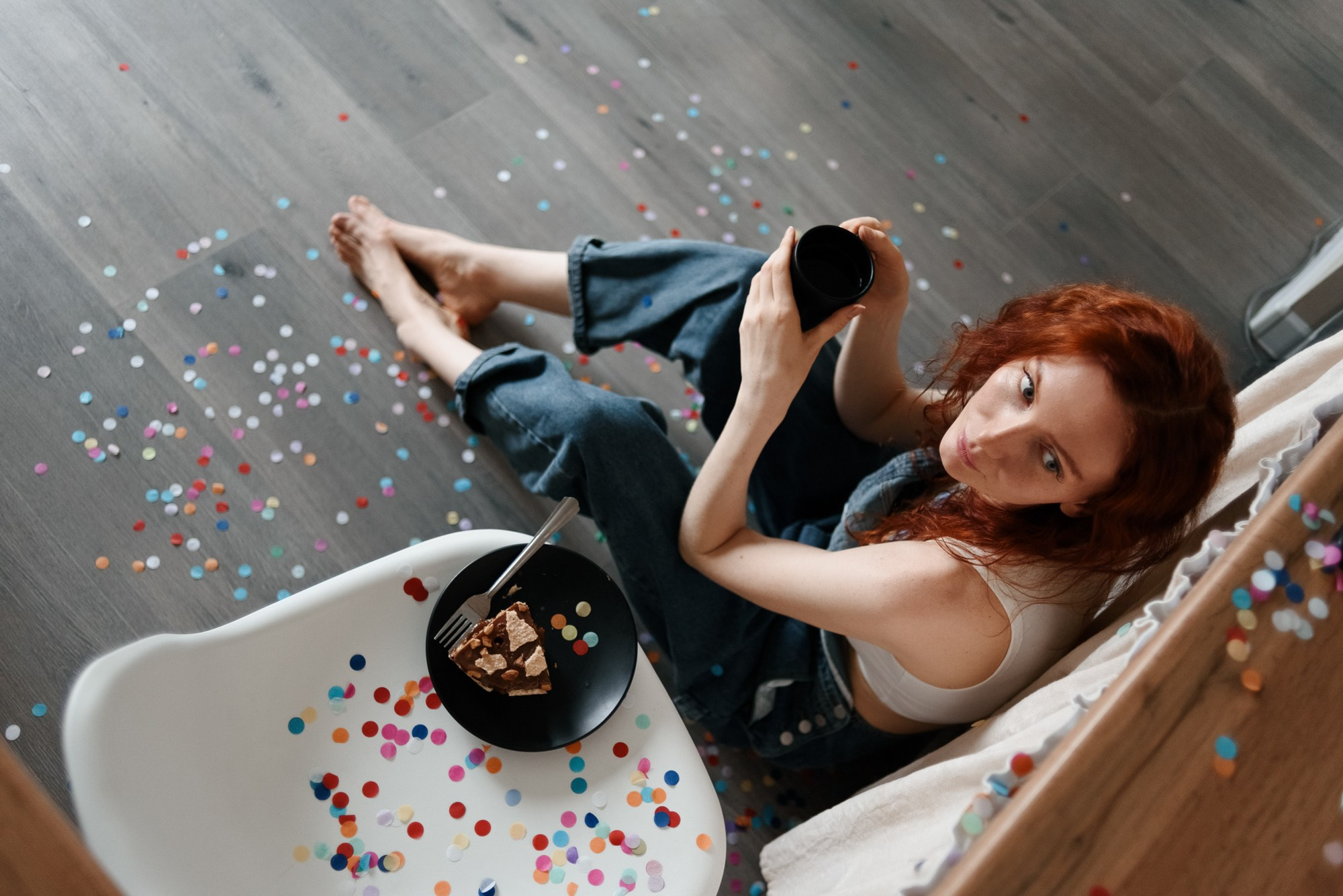 Съемка с конфетти в апартаментах Тюмень