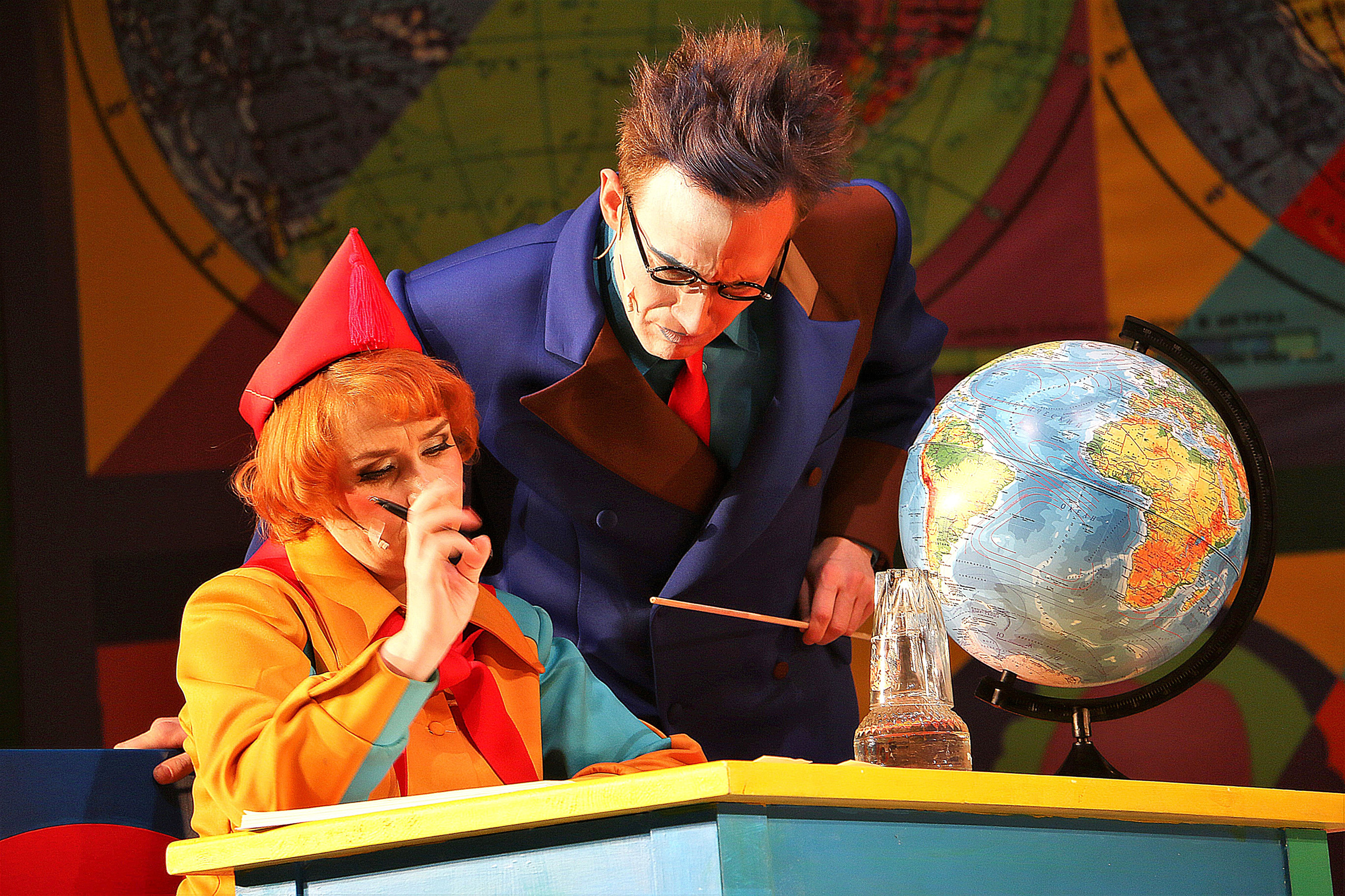 Спектакль в театре. За партой школьник в галстуке сидит, рядом учитель стоит