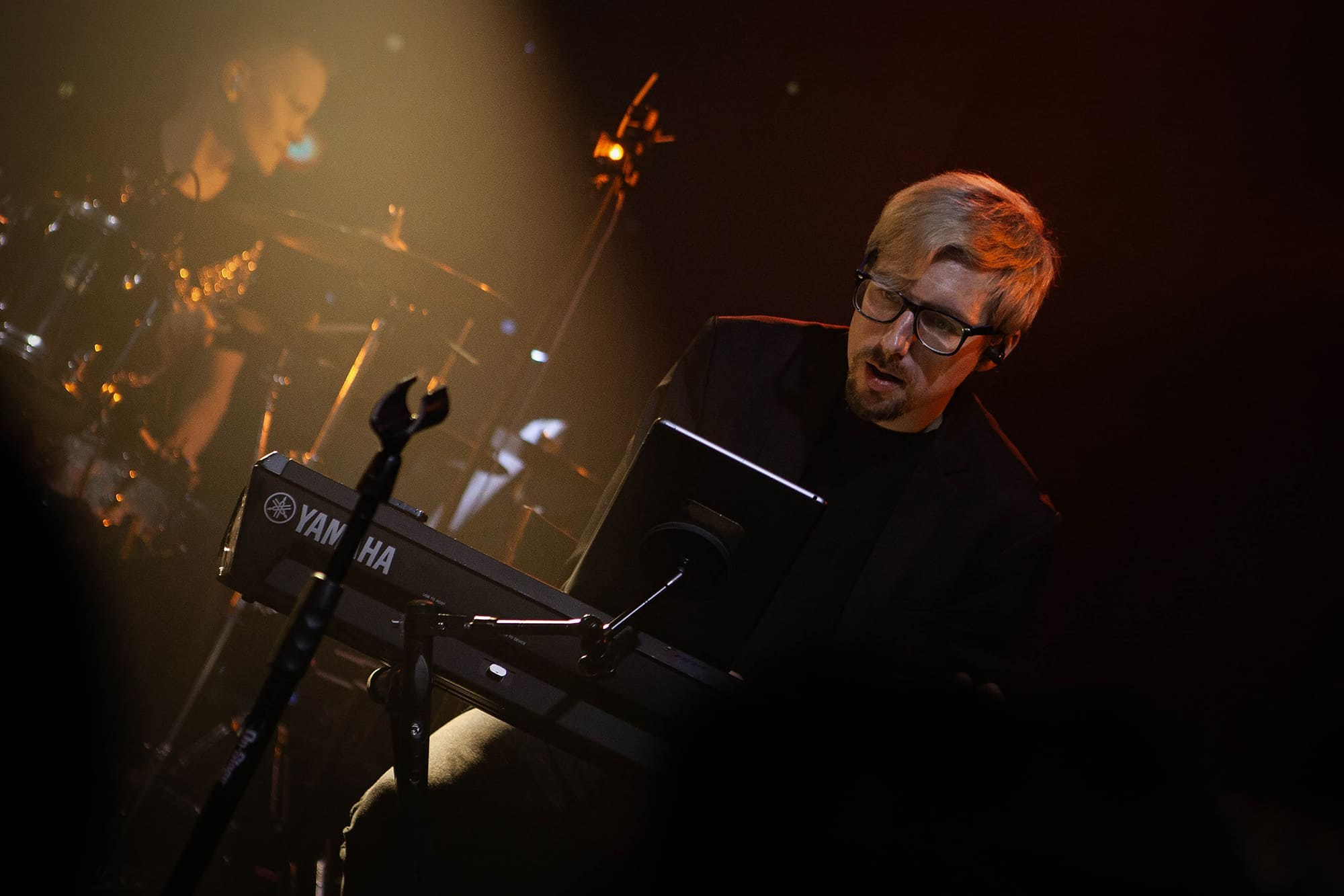 musician-playing-keyboards-on-stage-with-spectacular-lighting
