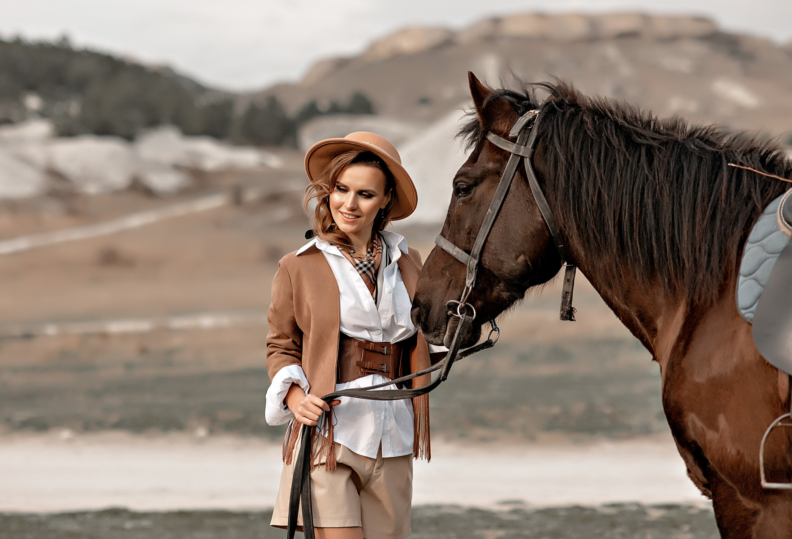 Фотосессия с лошадью. Фотограф-стилист Крым Прокат одежды в Крыму. Фотосессии в Крыму