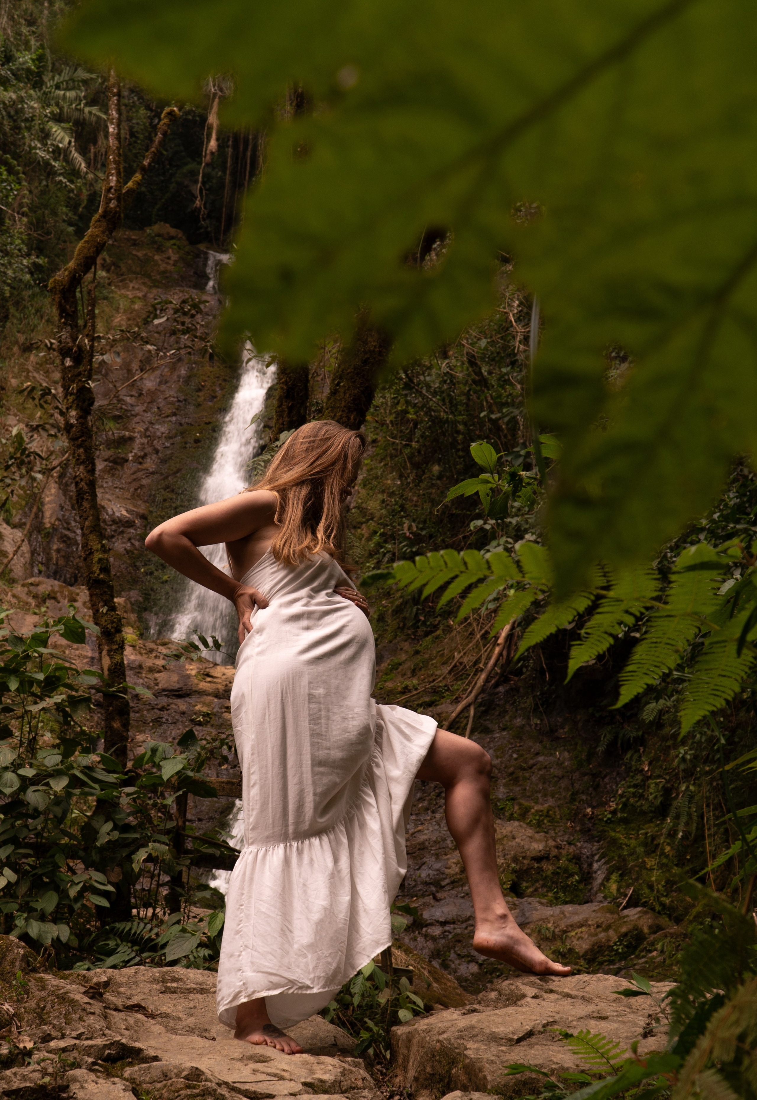 Olya y cascada / Olya and waterfall. Wedding Photographer in Barcelona and Medellin
