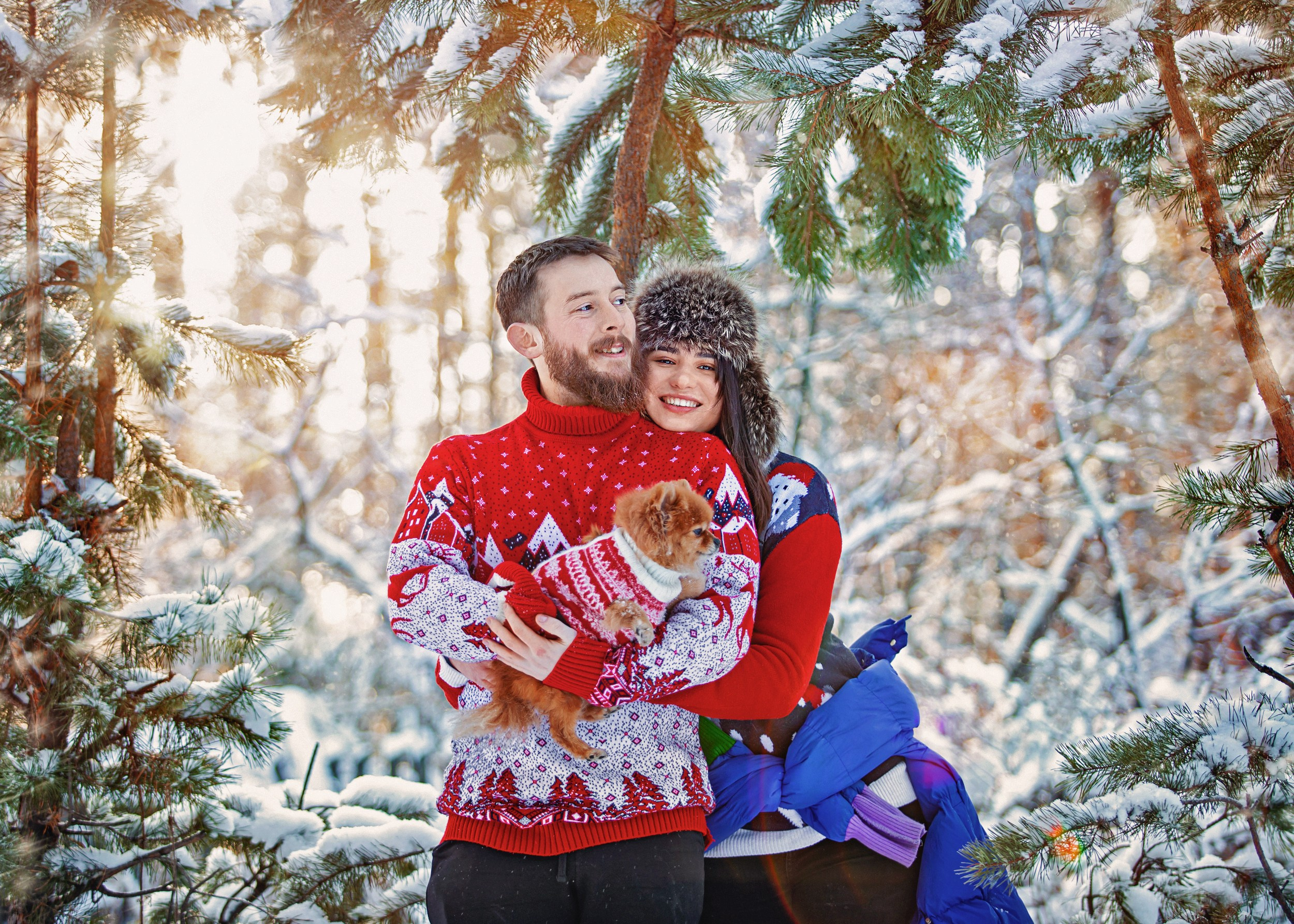 влюбленная пара в снежном лесу