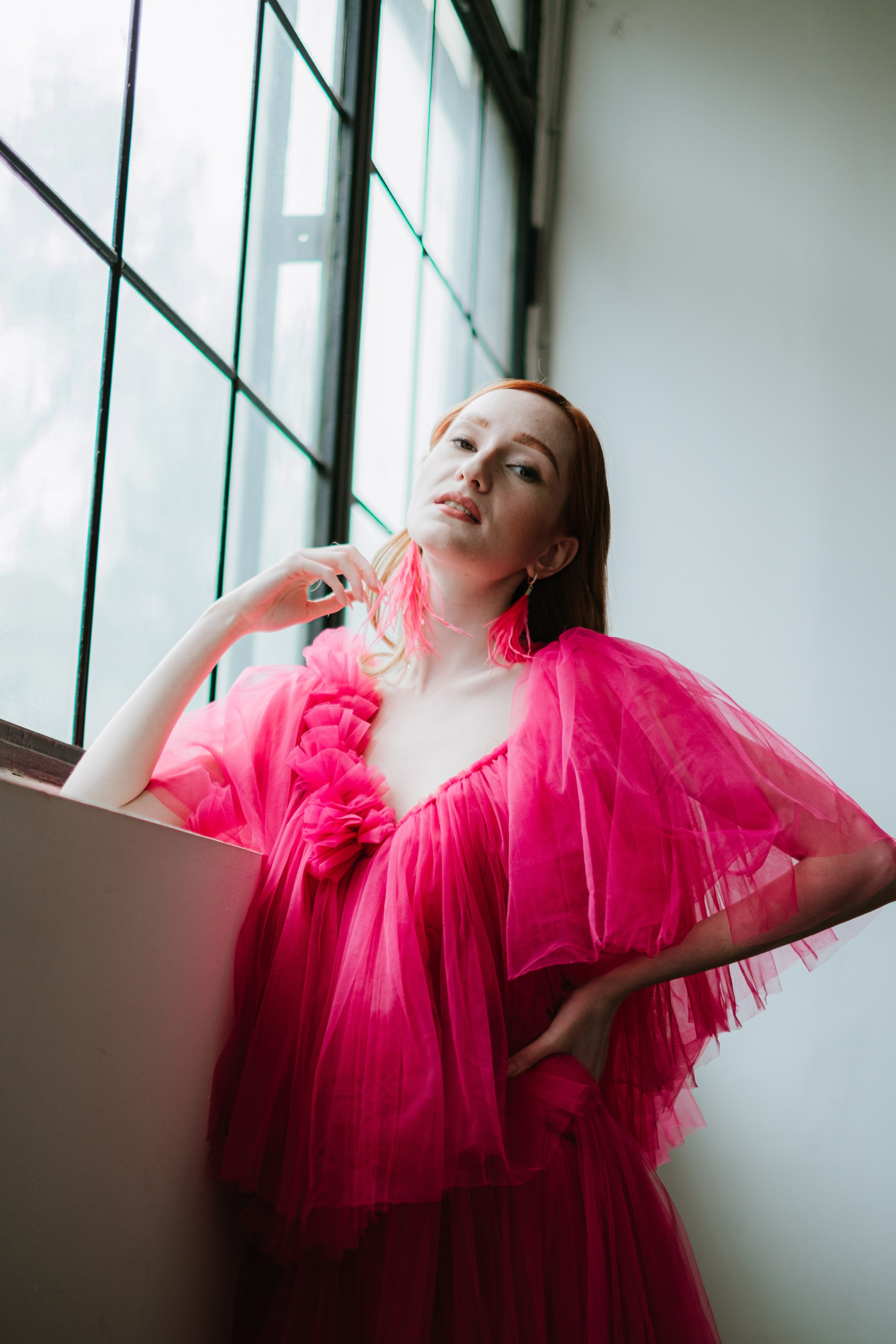 Студийная фотосессия в Москве, с красивым платьем цвета фуксии