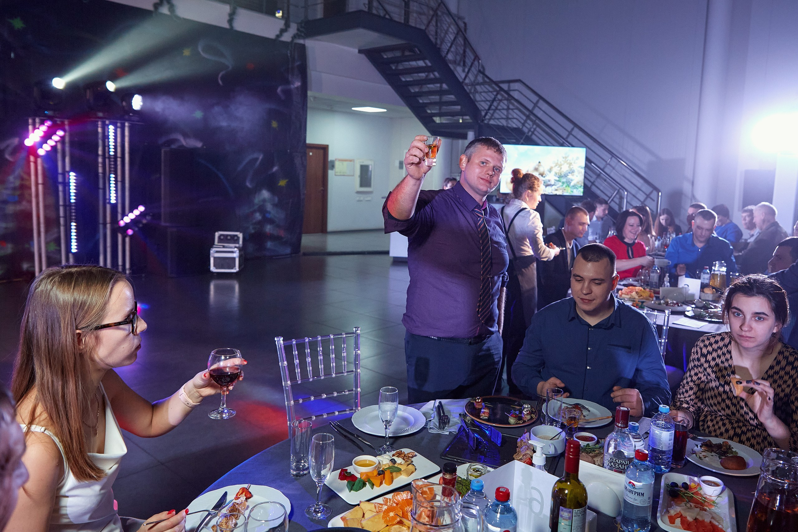 Транс-Инвест / Новогодний корпоратив на территории автосалона. Антон Артюшин, портретный фотограф. Москва