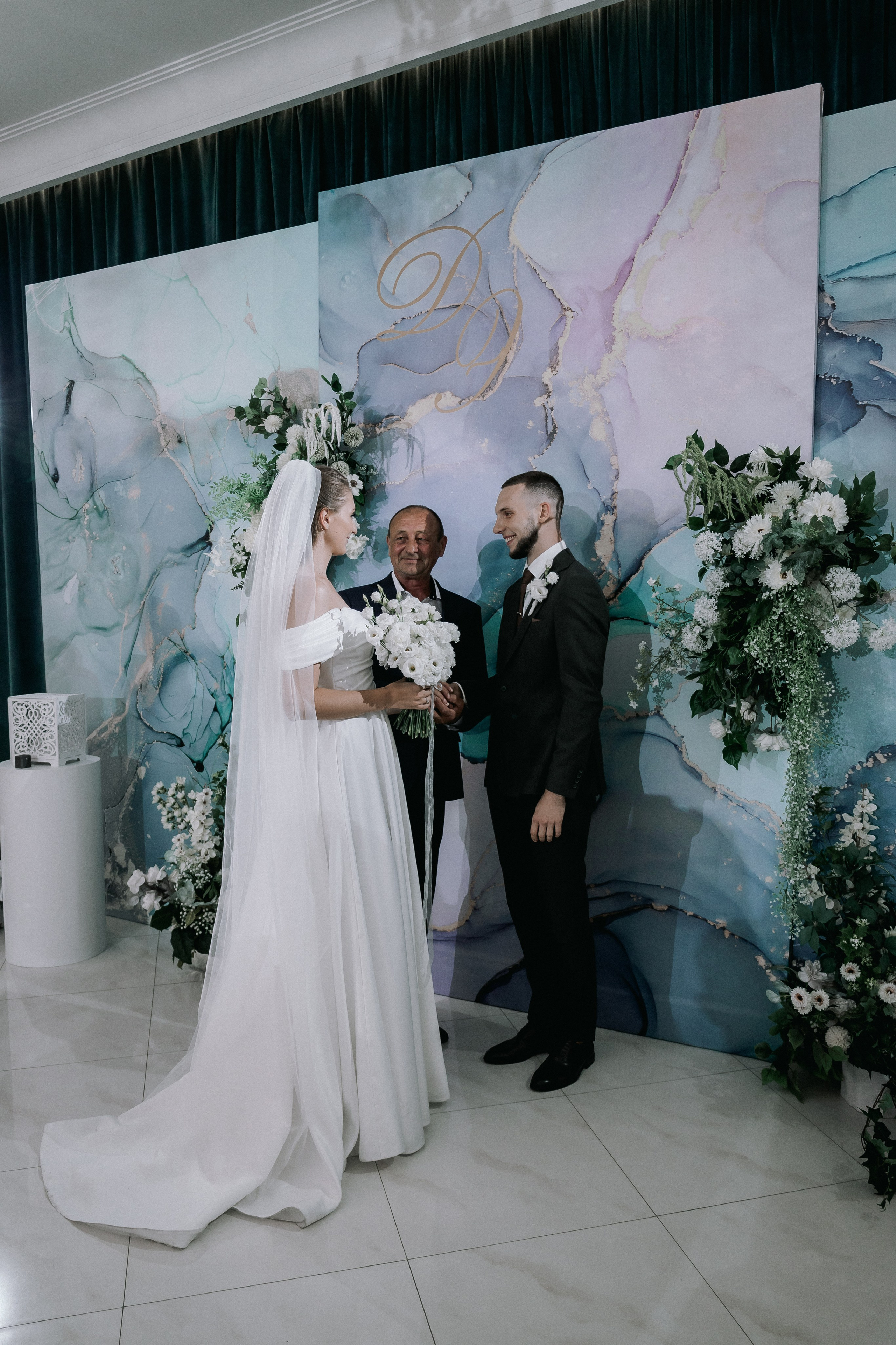 Свадебная прогулка. Эвелина и Дмитрий. Свадебная фотография. Арина Рубах