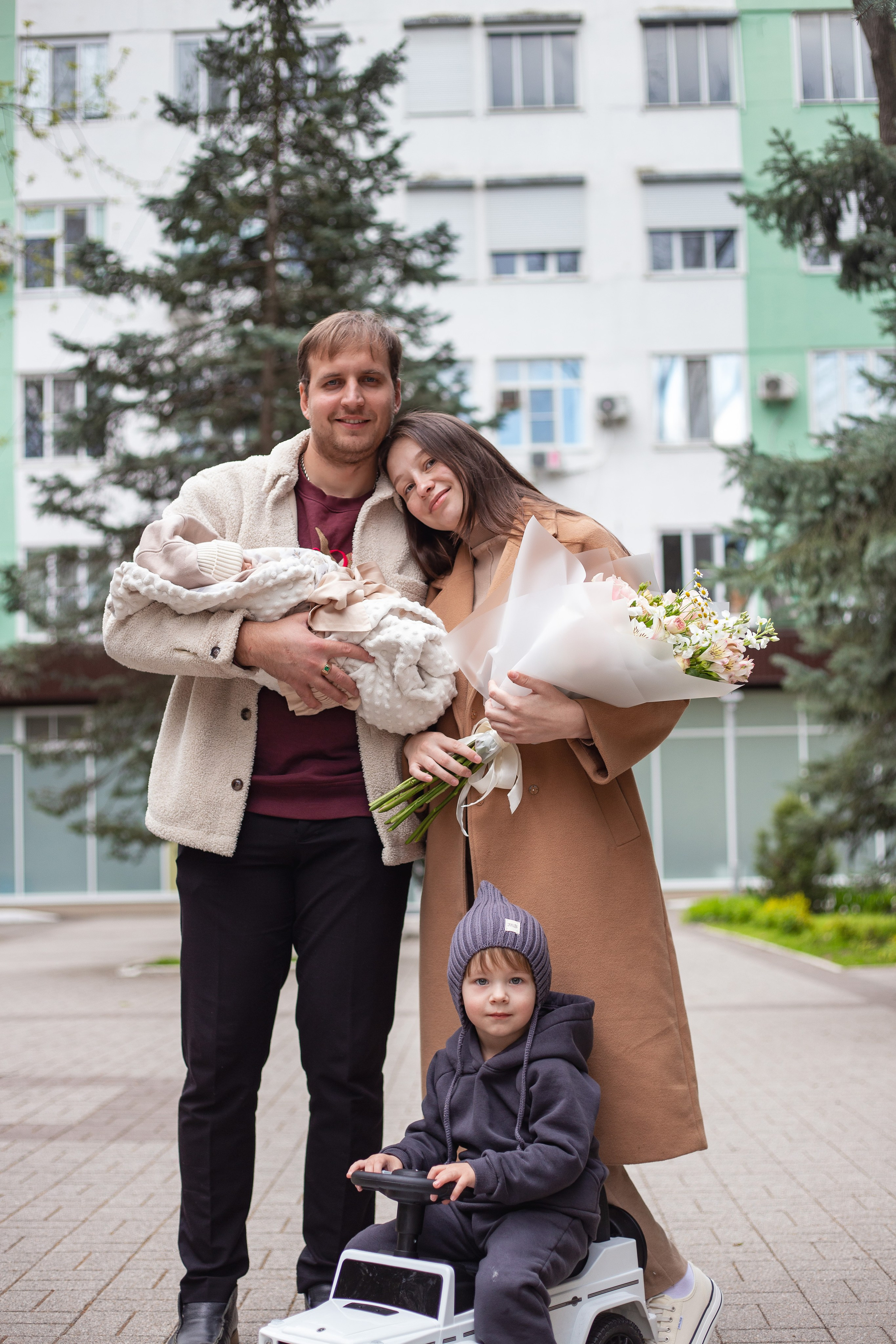 Выписка из роддома. Фотограф Краснодара, фотограф в парке Галецкого.репортажный фотограф. детский фотограф, свадебный фотограф. профессиональный фотограф