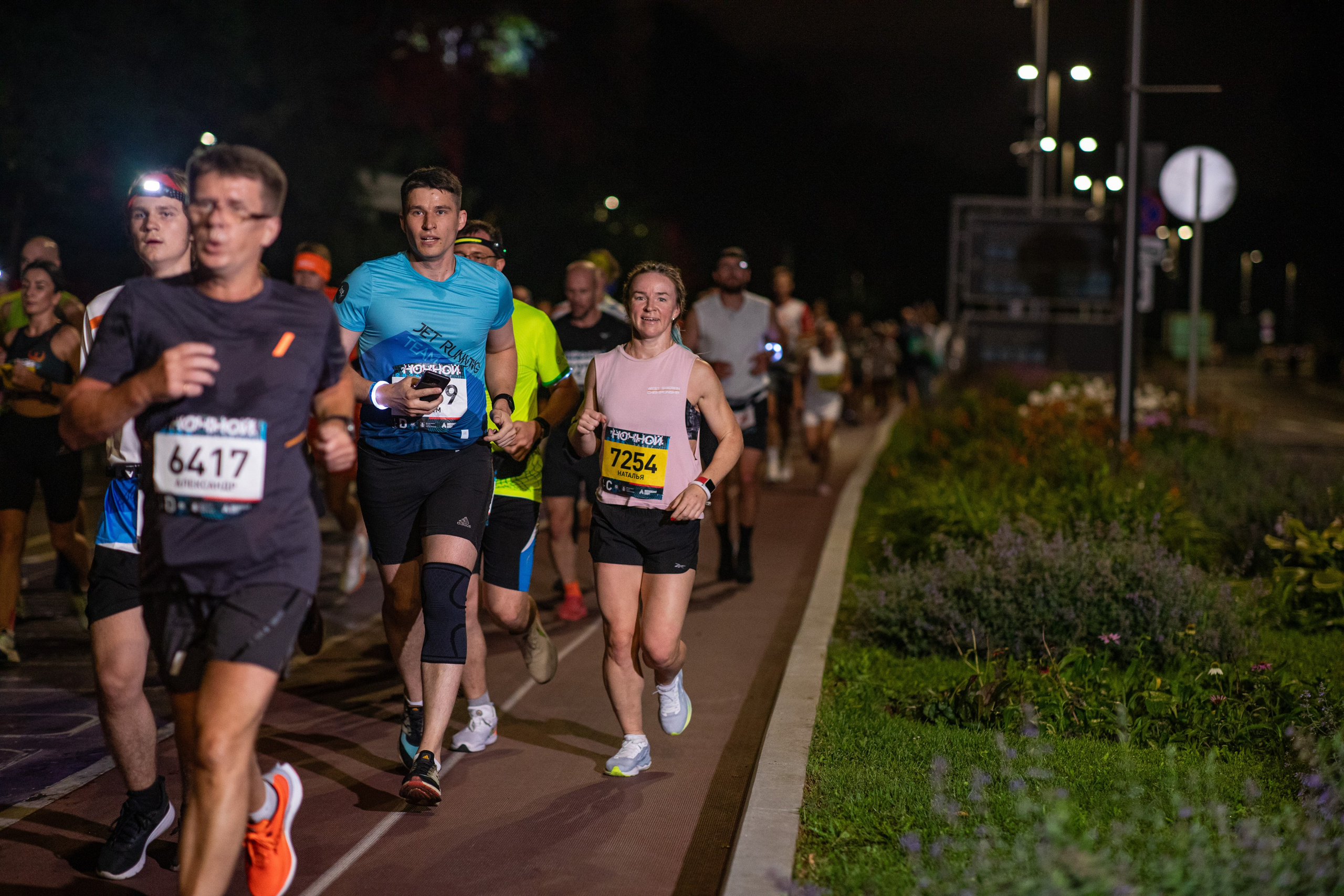 Ночной забег в ленте фотографий бегунов 03.08.24. Фотограф Сергей Ловкий