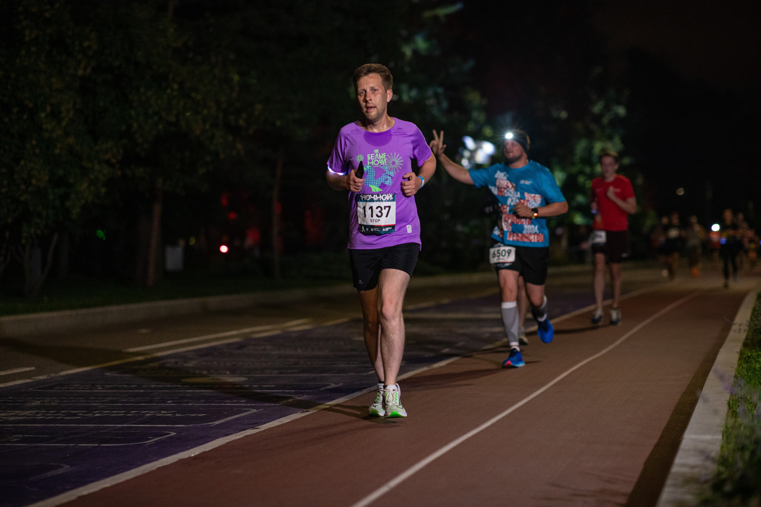 Ночной забег в ленте фотографий бегунов 03.08.24. Фотограф Сергей Ловкий