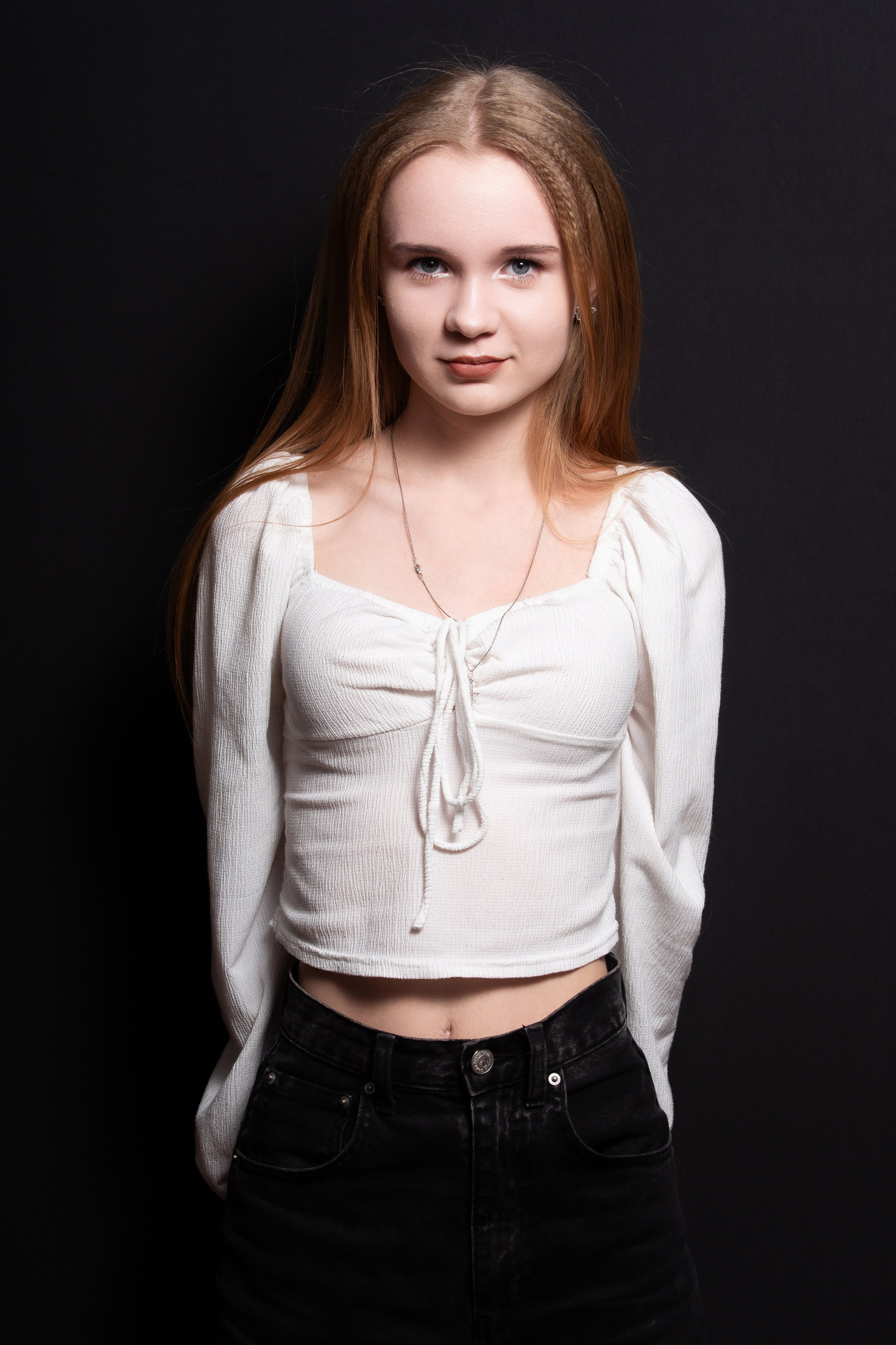 Портретная фотосессия для учеников 9 класса на чёрном фоне | Школьный фотограф Николай Богатырёв | Твой альбом / Твои правила. ТВОЙ АЛЬБОМ / ТВОИ ПРАВИЛА