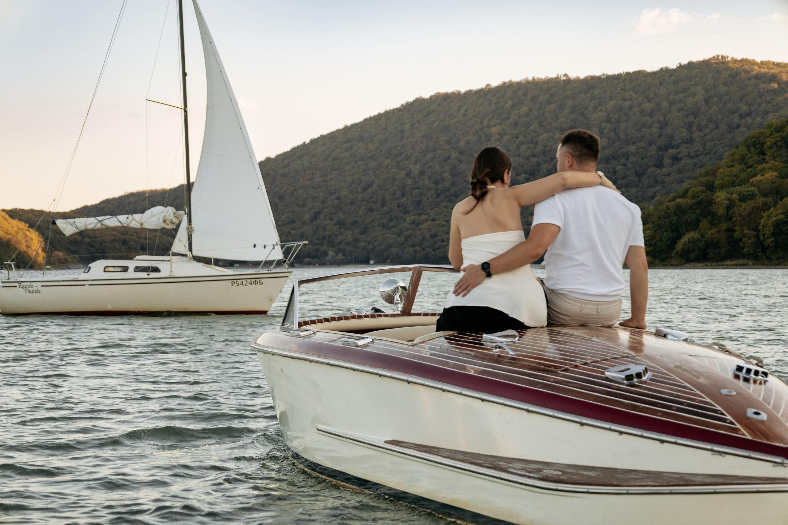 Романтический танец в лодке под звуки природы Абрау-Дюрсо