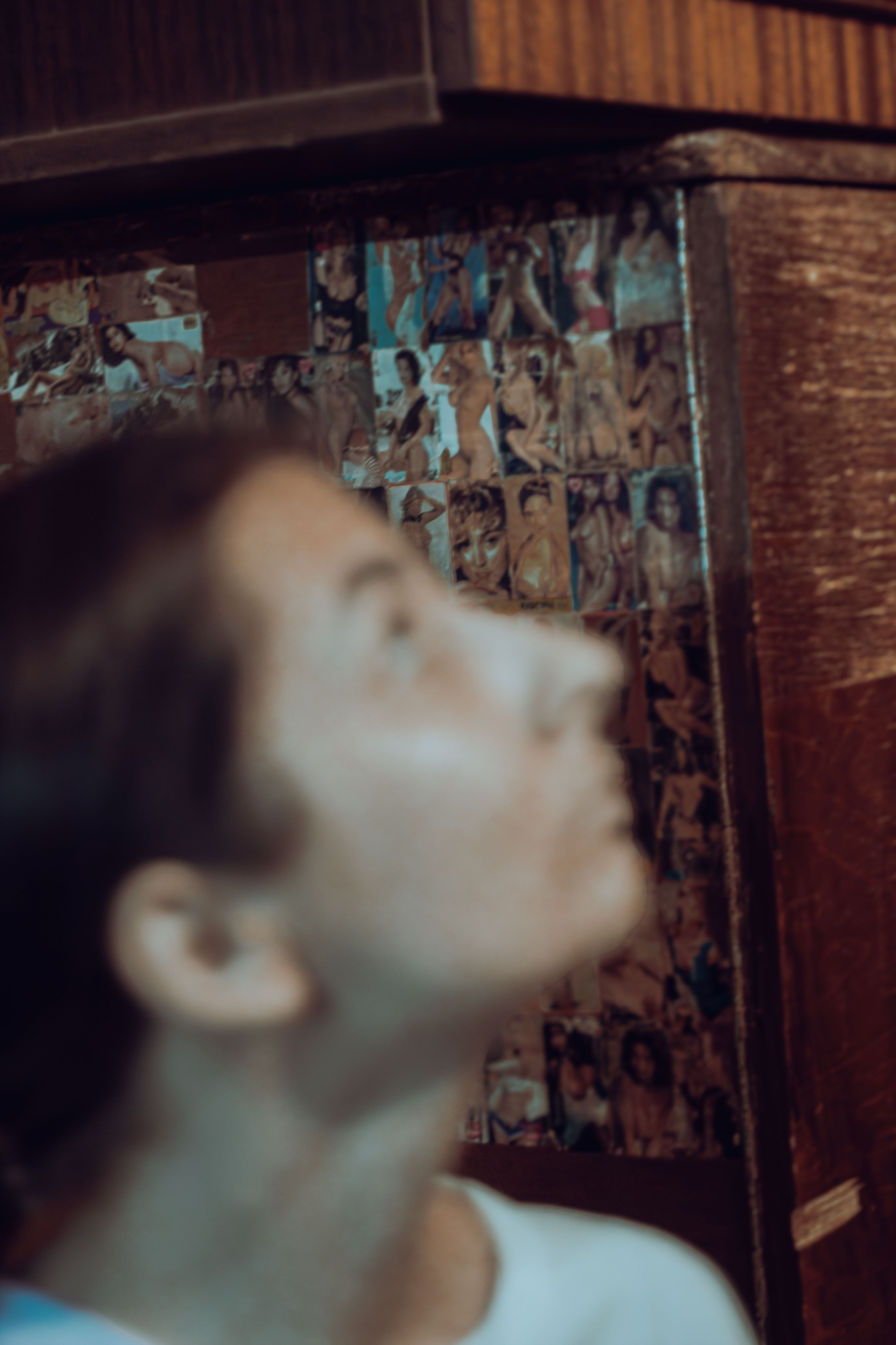 В помещении. Фотограф Москва, портрет, стрит, репортаж. Художественная фотосессия