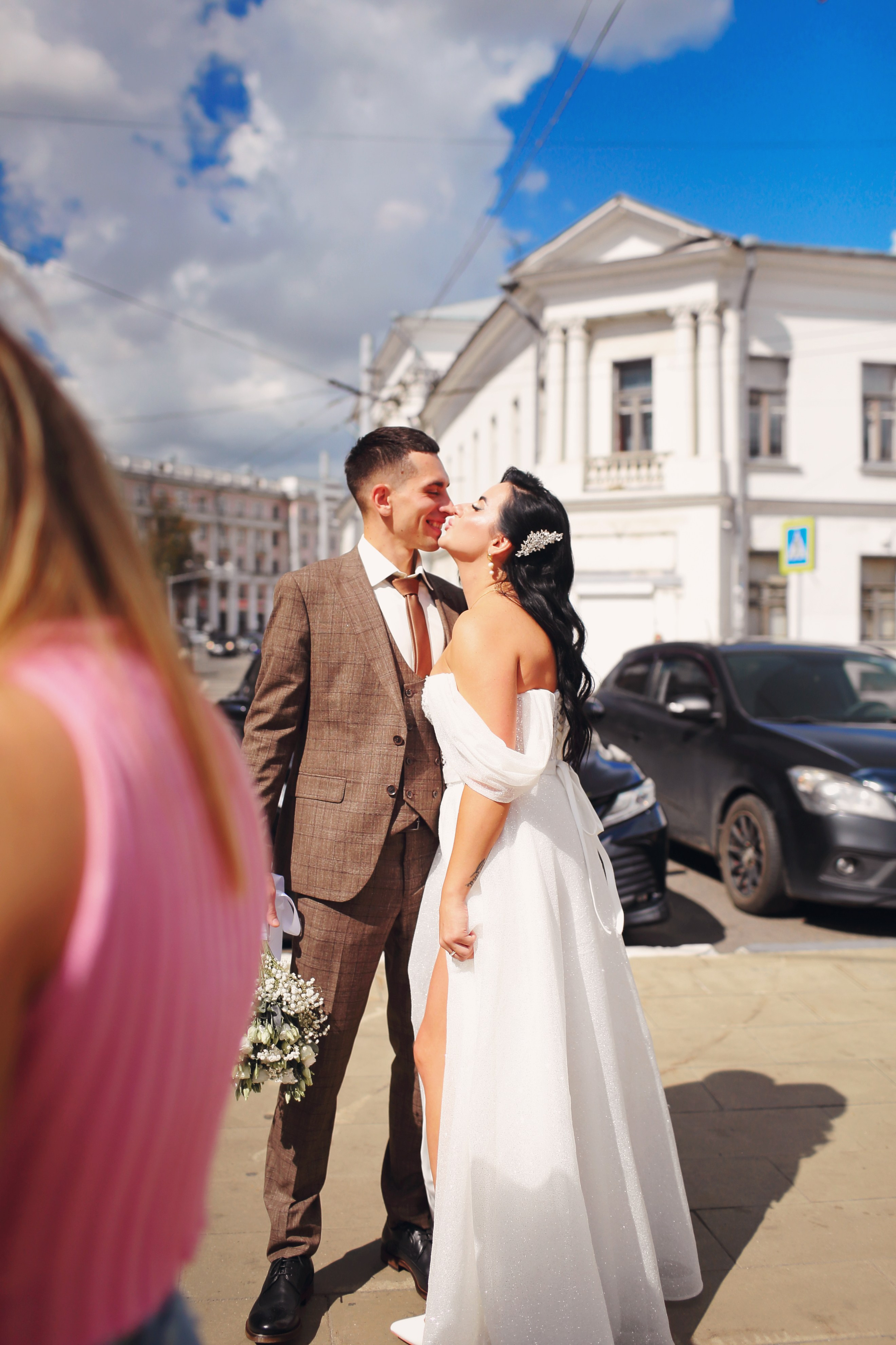 Съемка пары Марии и Ильи, гуляющих по городу. Свадебный и репортажный фотограф в Ярославле и Санкт-Петербурге Роман Микрюков