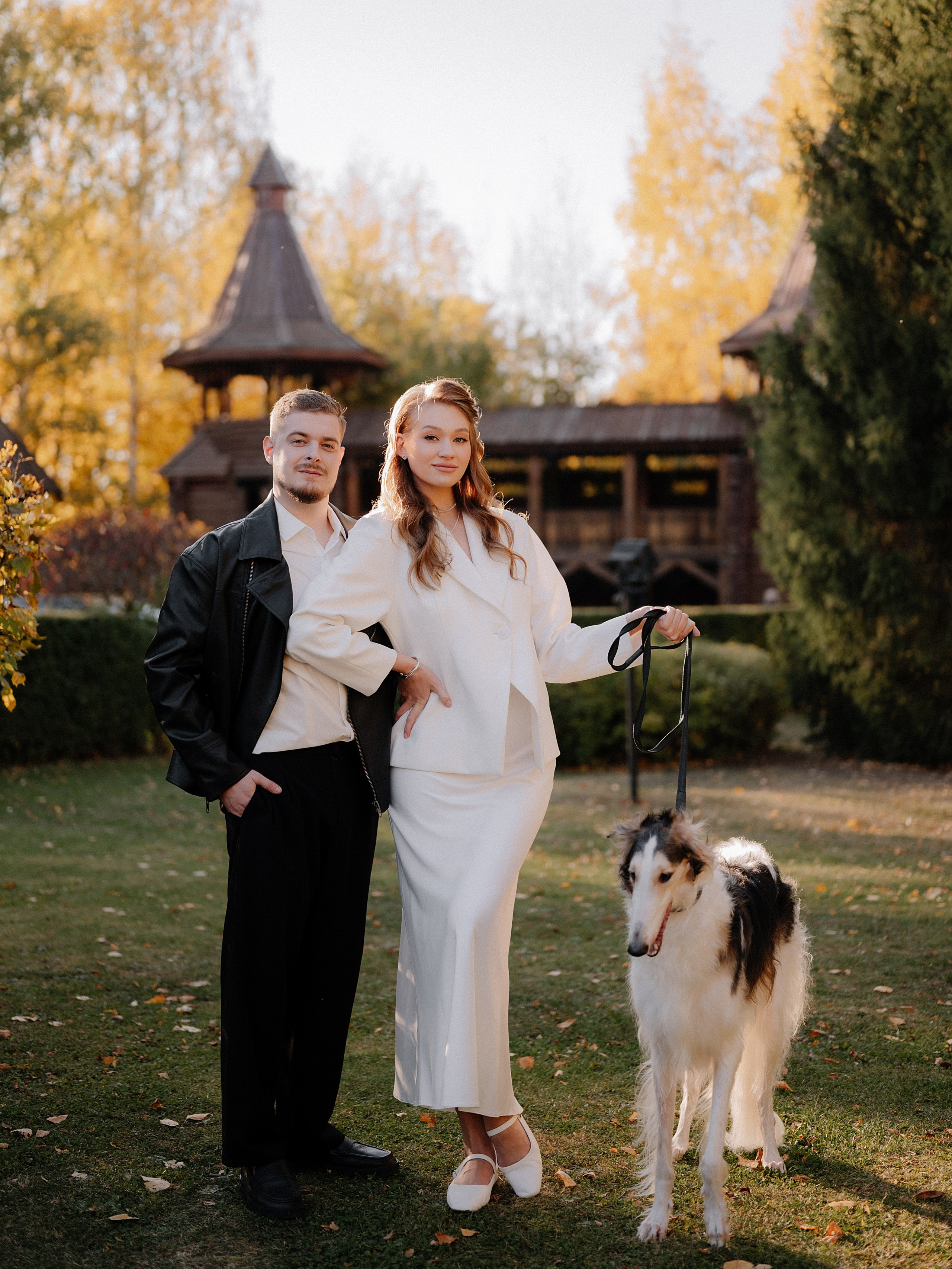 Love with October falling leaves. Фотограф Пенза
