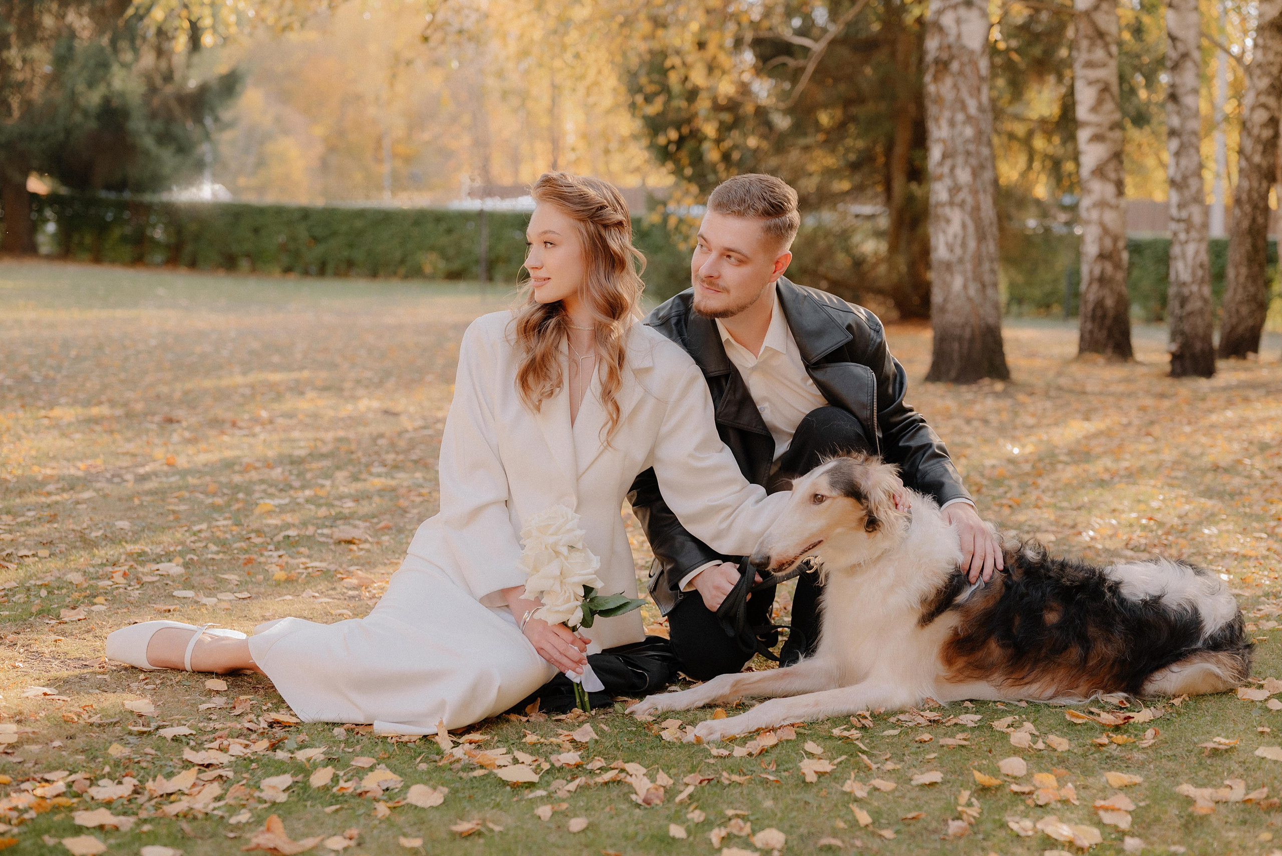 Love with October falling leaves. Фотограф Пенза