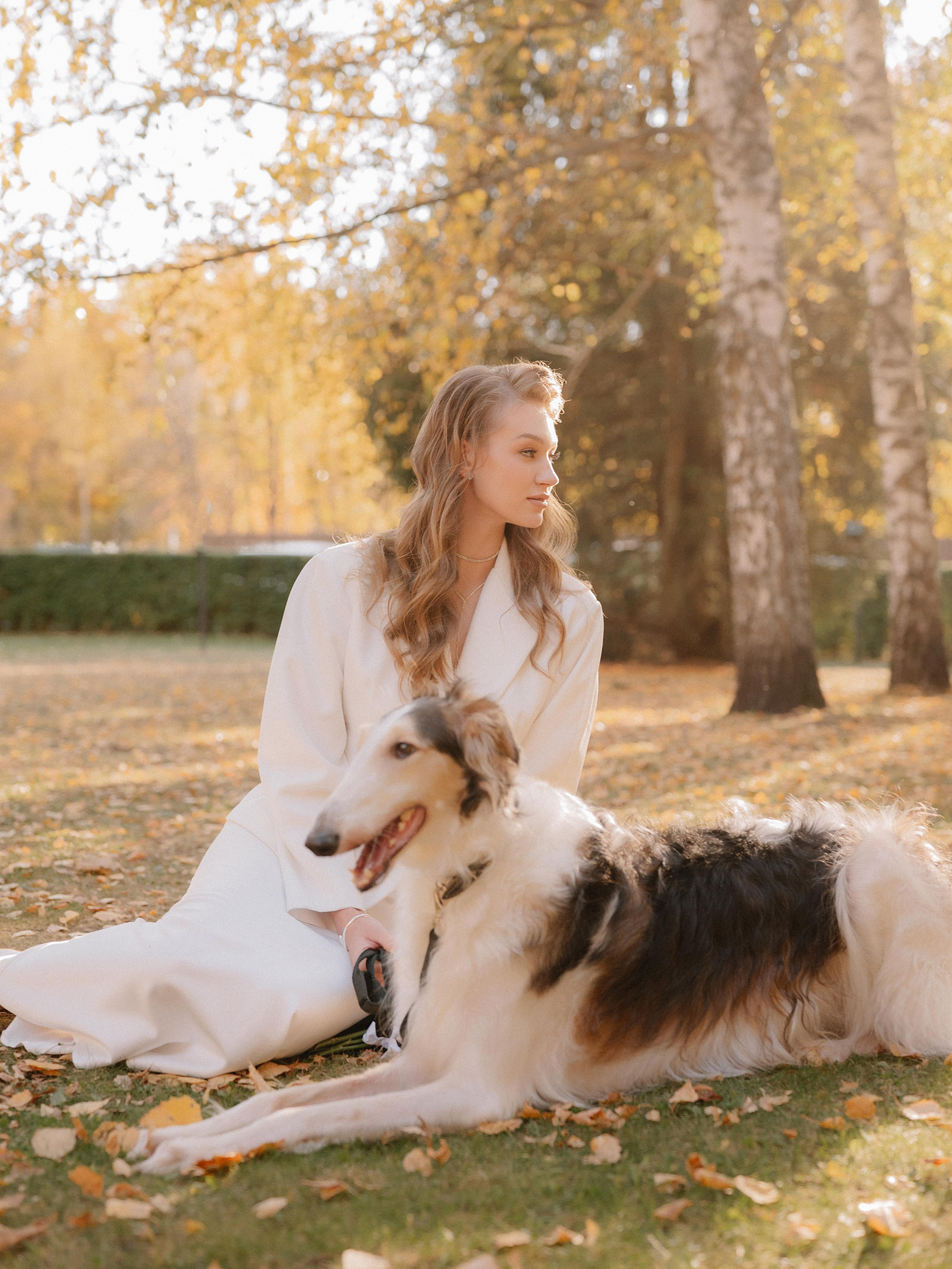 Love with October falling leaves. Фотограф Пенза