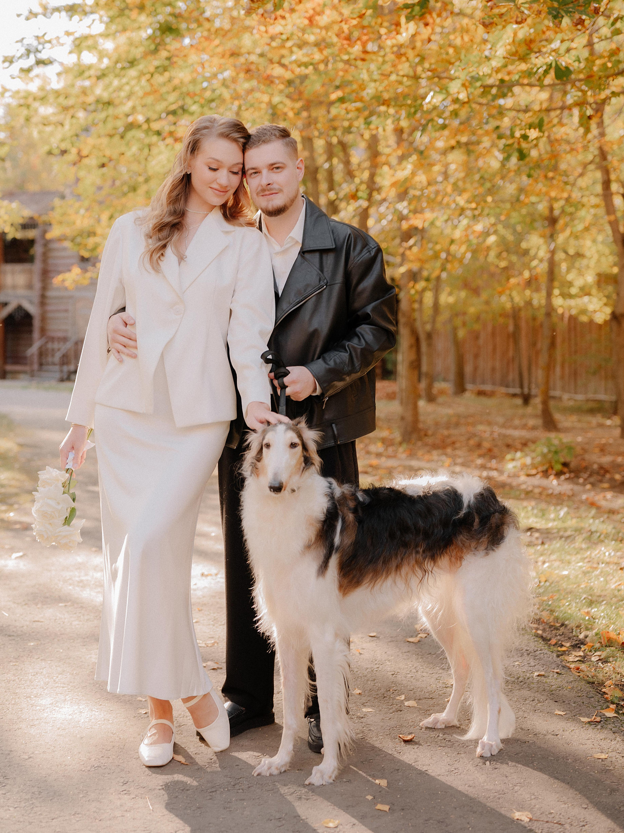 Love with October falling leaves. Фотограф Пенза