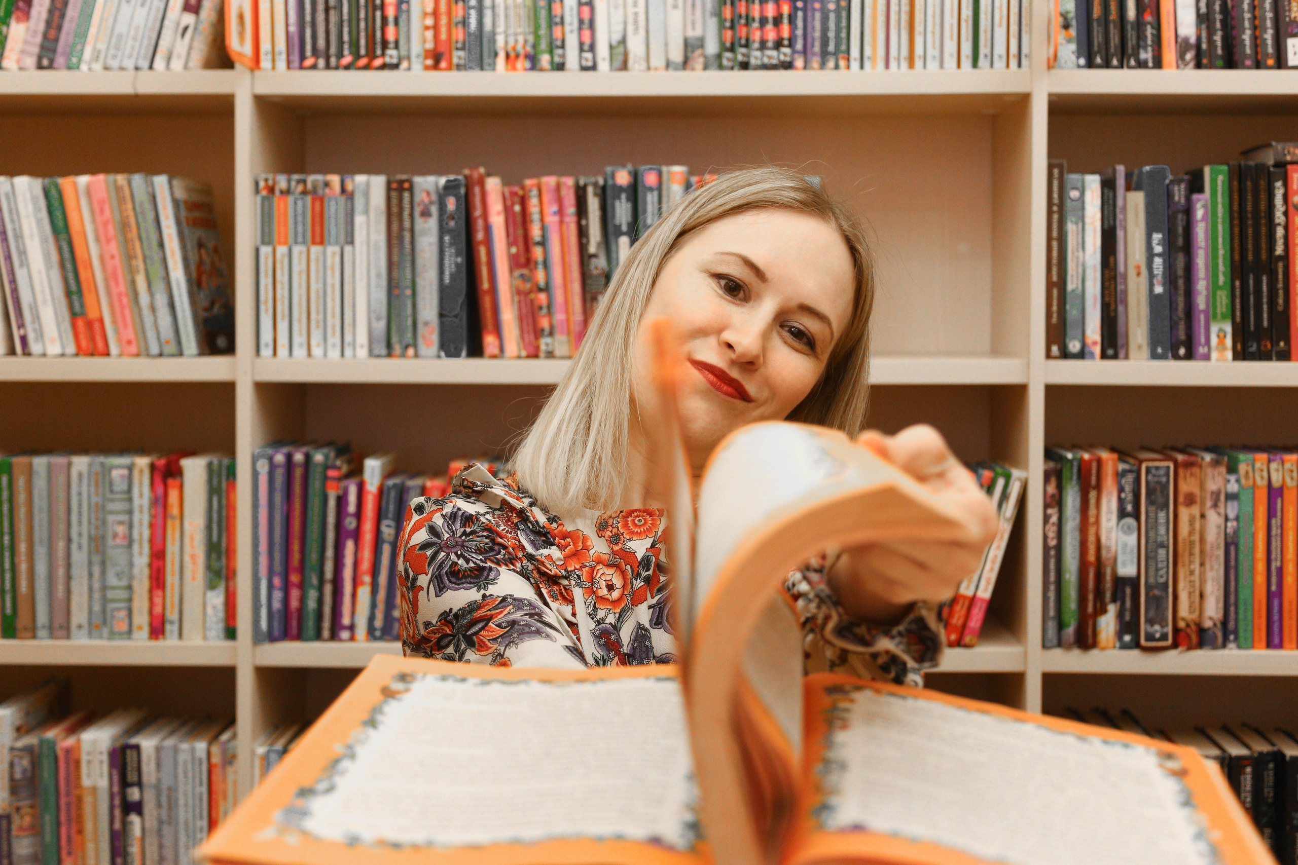 Маша в библиотеке. Фотограф Пермь. Фотосессия в фотостудии Перми и на свежем воздухе